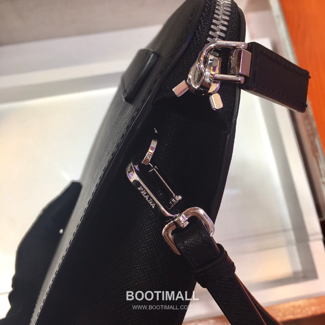 Prada Saffiano Leather Clutch Bag with Crocodile Trim and Wrist Strap 프라다 사피아노 레더 크로커다일 트림 손목 스트랩 클러치백 2VF056D 26.5cm 7