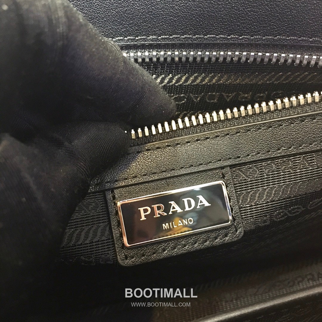 Prada Saffiano Leather Clutch Bag with Crocodile Trim and Wrist Strap 프라다 사피아노 레더 크로커다일 트림 손목 스트랩 클러치백 2VF056D 26.5cm 9