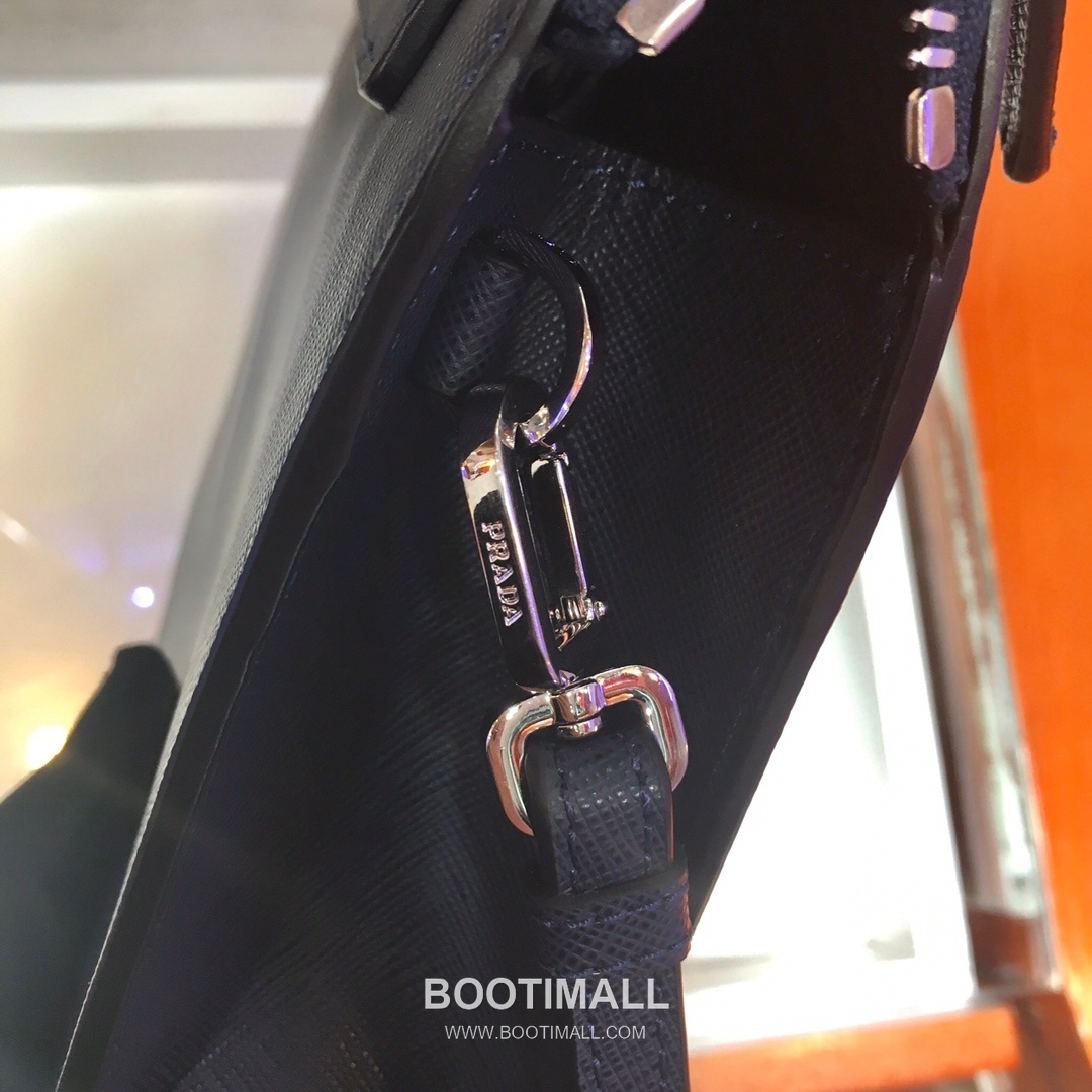 Prada Saffiano Leather Clutch Bag with Crocodile Trim and Wrist Strap 프라다 사피아노 레더 크로커다일 트림 손목 스트랩 클러치백 2VF056D 26.5cm 7