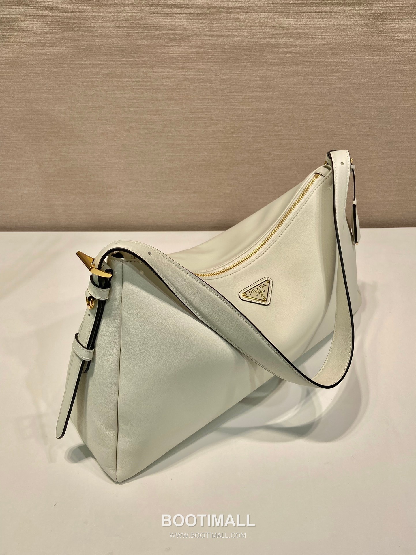 Prada Calfskin Leather Hobo Bag with Detachable Strap and Triangle Logo 프라다 카프스킨 레더 탈부착 스트랩 삼각로고 호보백 1BC228 39cm 3