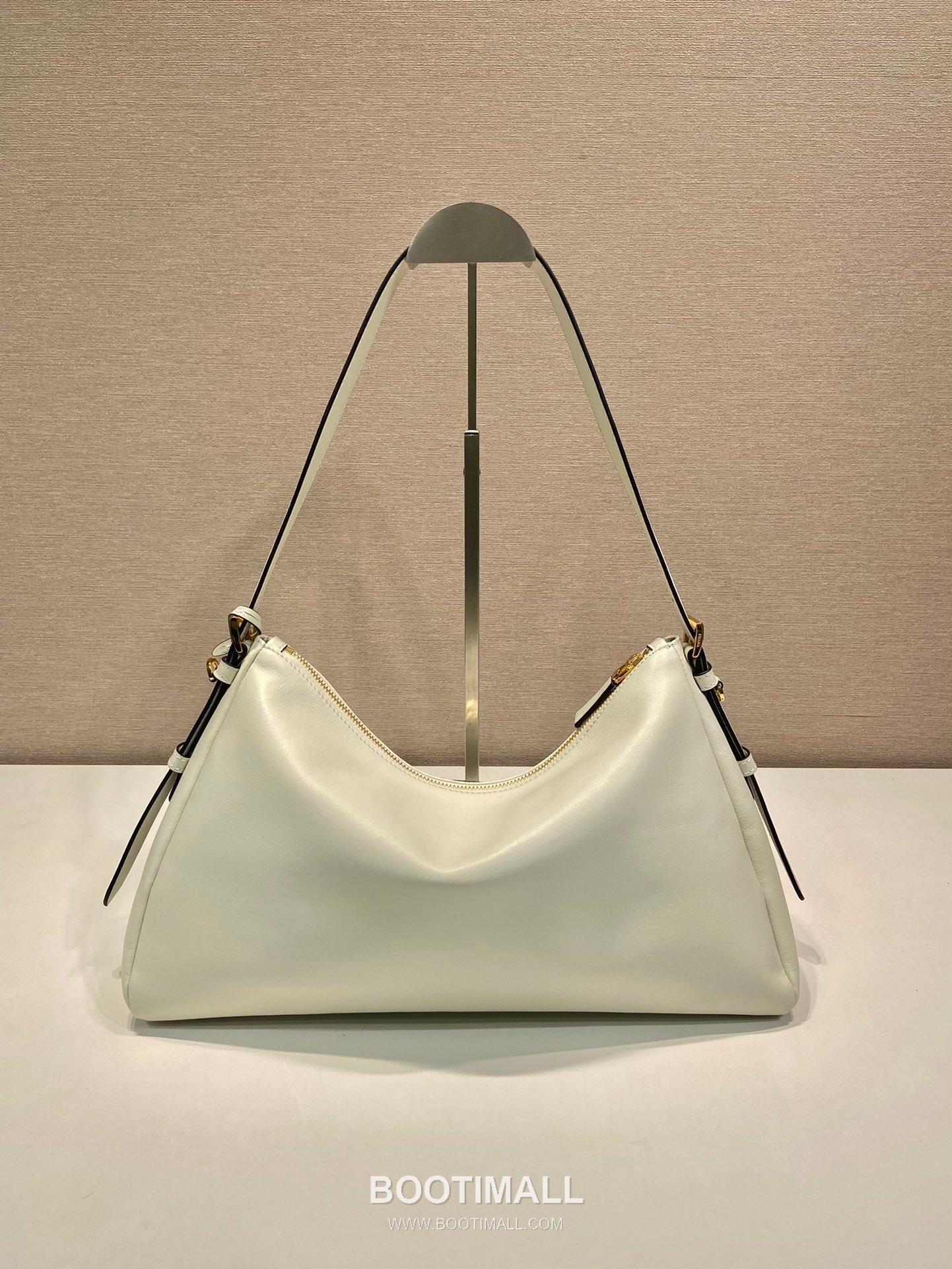Prada Calfskin Leather Hobo Bag with Detachable Strap and Triangle Logo 프라다 카프스킨 레더 탈부착 스트랩 삼각로고 호보백 1BC228 39cm 4