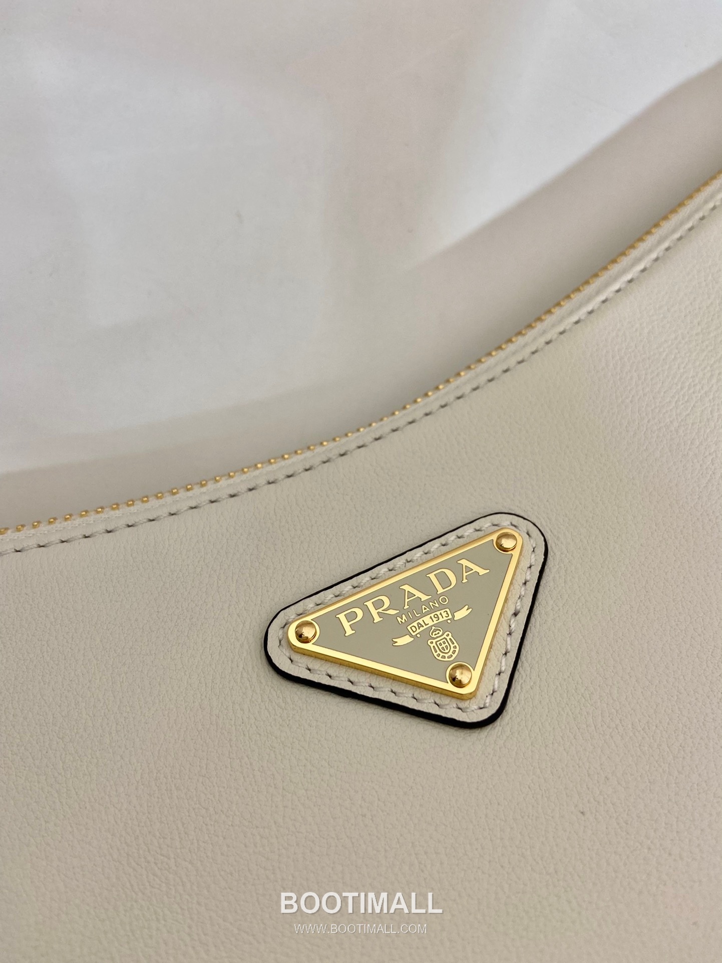 Prada Calfskin Leather Hobo Bag with Detachable Strap and Triangle Logo 프라다 카프스킨 레더 탈부착 스트랩 삼각로고 호보백 1BC228 39cm 7