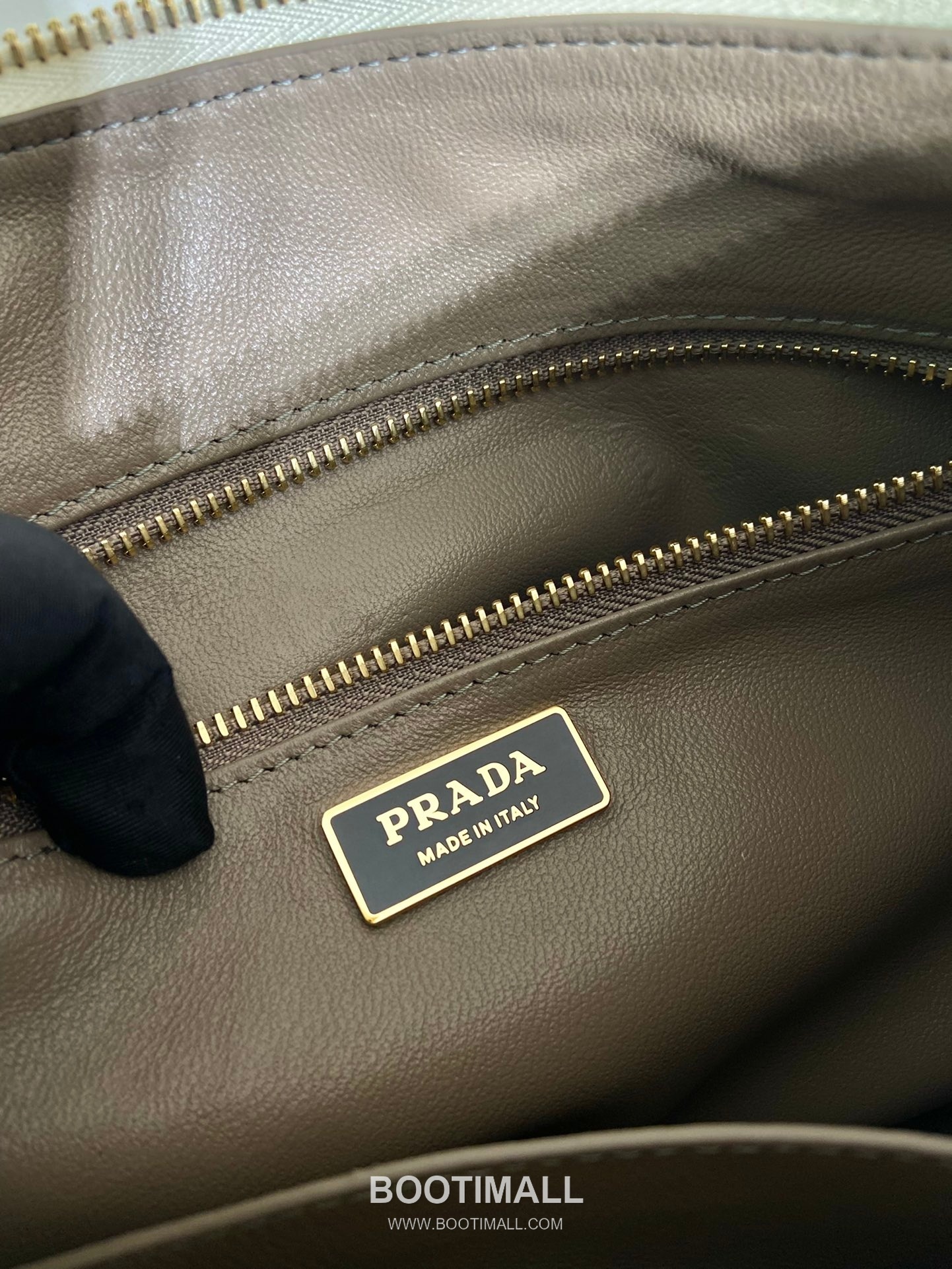 Prada Calfskin Leather Hobo Bag with Detachable Strap and Triangle Logo 프라다 카프스킨 레더 탈부착 스트랩 삼각로고 호보백 1BC228 39cm 9