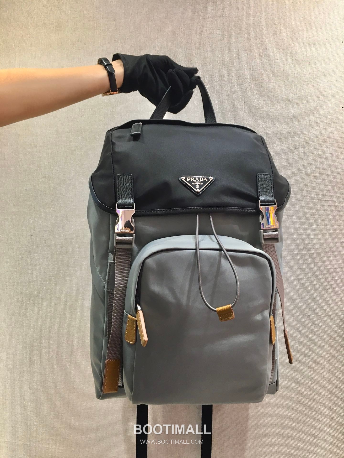 Prada Nylon Saffiano Leather Backpack with Multi Pocket and Triangle Logo 프라다 나일론 사피아노 레더 멀티포켓 삼각로고 백팩 2VZ135 27cm 1