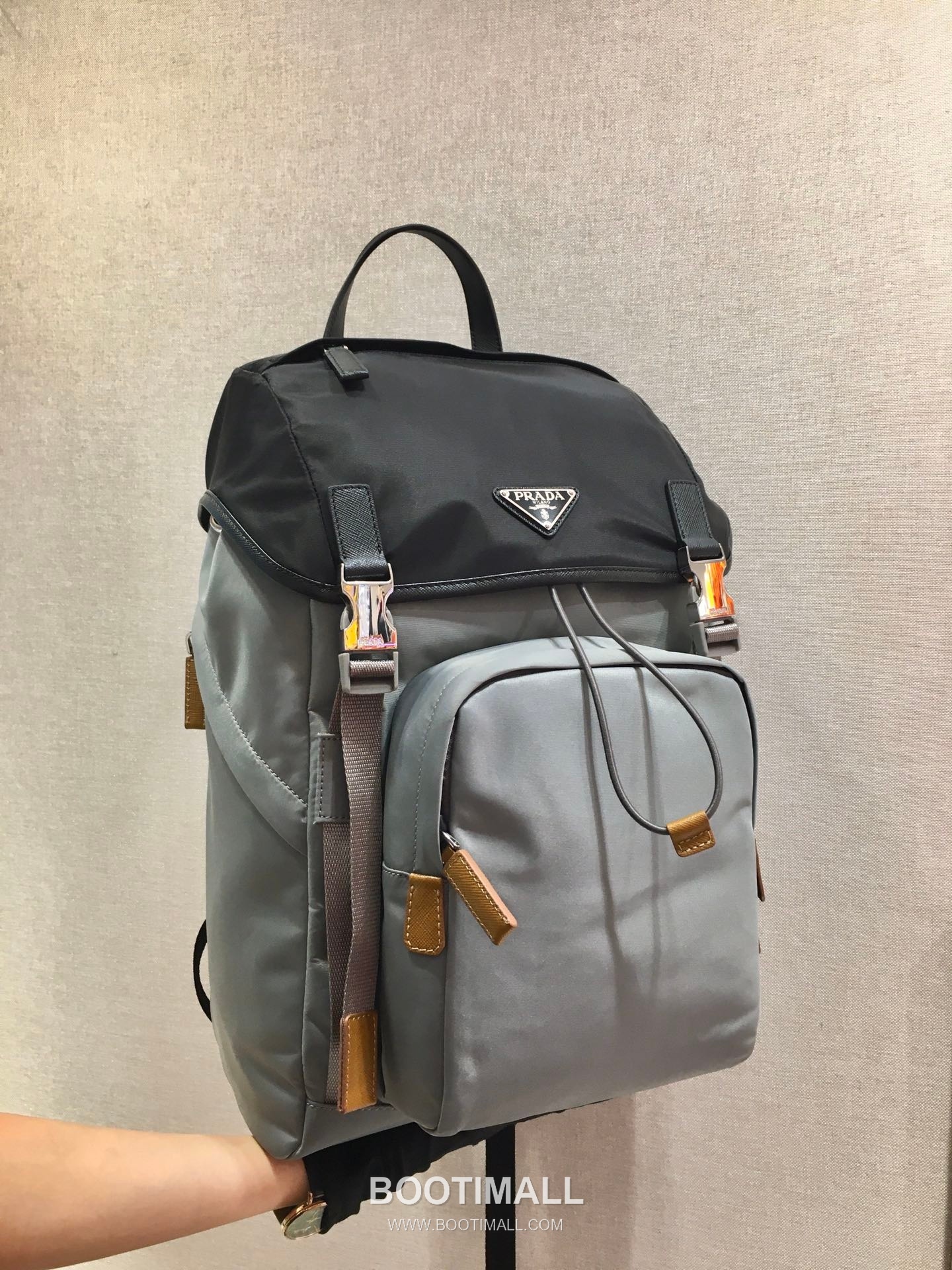 Prada Nylon Saffiano Leather Backpack with Multi Pocket and Triangle Logo 프라다 나일론 사피아노 레더 멀티포켓 삼각로고 백팩 2VZ135 27cm 2