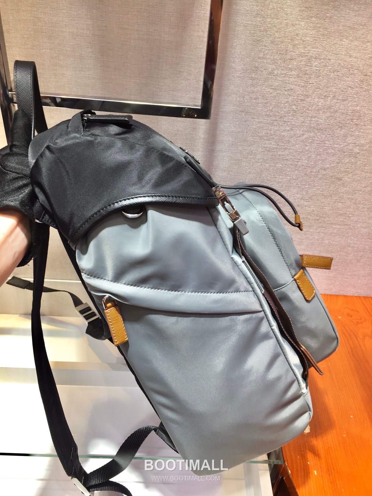 Prada Nylon Saffiano Leather Backpack with Multi Pocket and Triangle Logo 프라다 나일론 사피아노 레더 멀티포켓 삼각로고 백팩 2VZ135 27cm 4