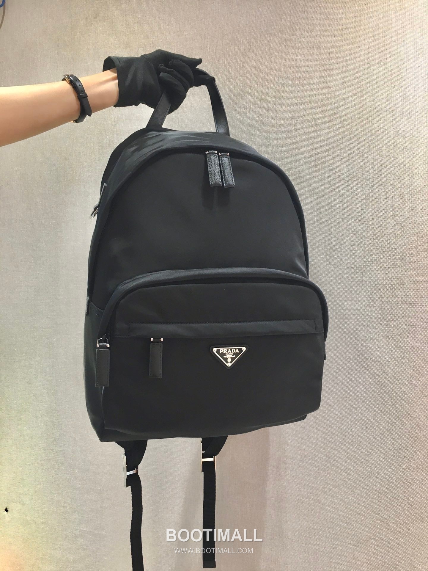 Prada Nylon Saffiano Leather Backpack with Multi Pocket and Brushed Hardware 프라다 나일론 사피아노 레더 멀티포켓 브러시드 하드웨어 백팩 2V066 29cm 2