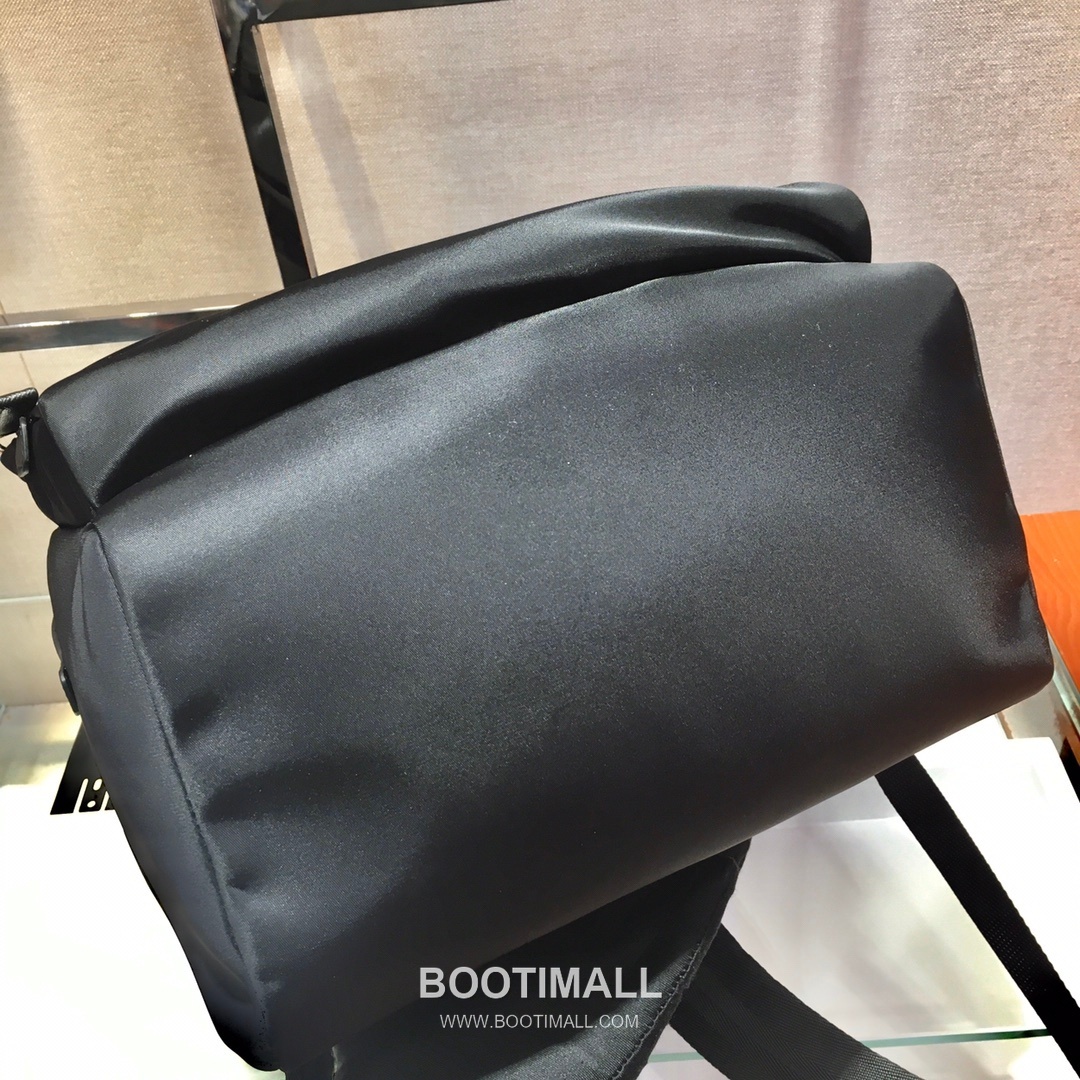 Prada Nylon Saffiano Leather Backpack with Multi Pocket and Brushed Hardware 프라다 나일론 사피아노 레더 멀티포켓 브러시드 하드웨어 백팩 2V066 29cm 7