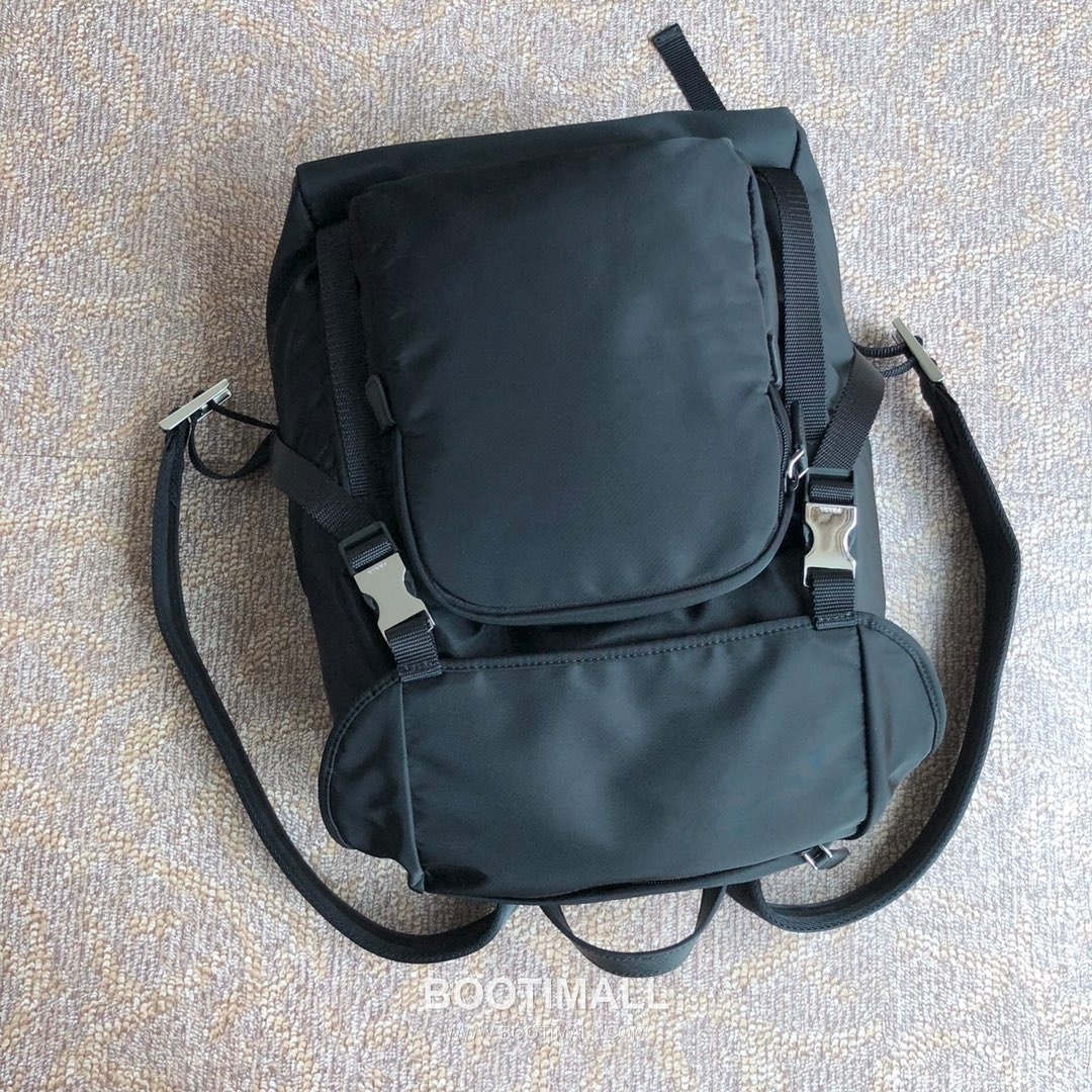 Prada Parachute Nylon Backpack with Buckle Pockets and Triangle Logo 프라다 패러슈트 나일론 버클 포켓 삼각로고 백팩 2VG0135 27cm 3