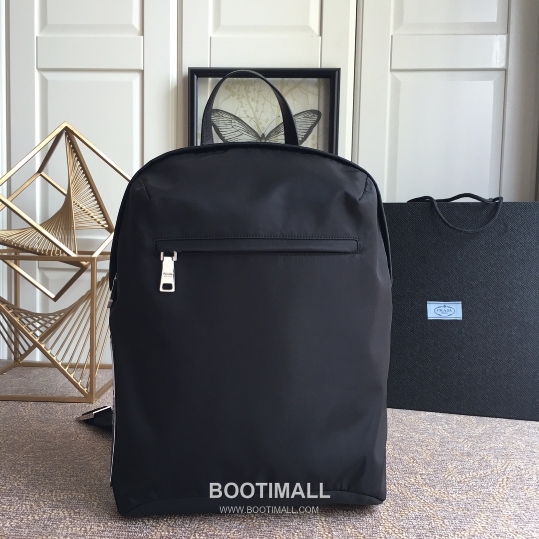 Prada Nylon Backpack with Leather Handle and Rubber Logo Detail 프라다 나일론 레더 핸들 러버로고 백팩 2VZ021 31cm 1