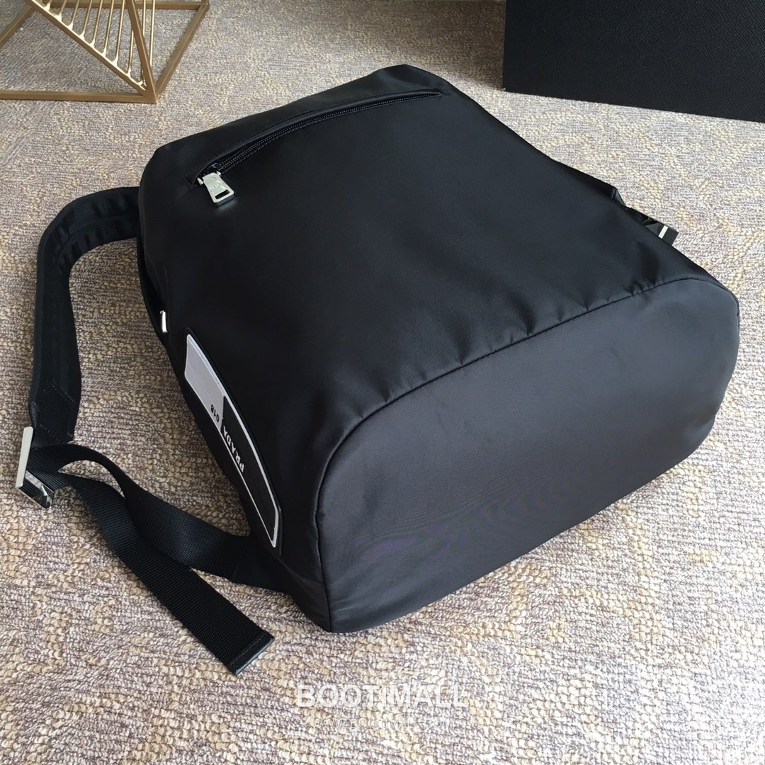 Prada Nylon Backpack with Leather Handle and Rubber Logo Detail 프라다 나일론 레더 핸들 러버로고 백팩 2VZ021 31cm 6