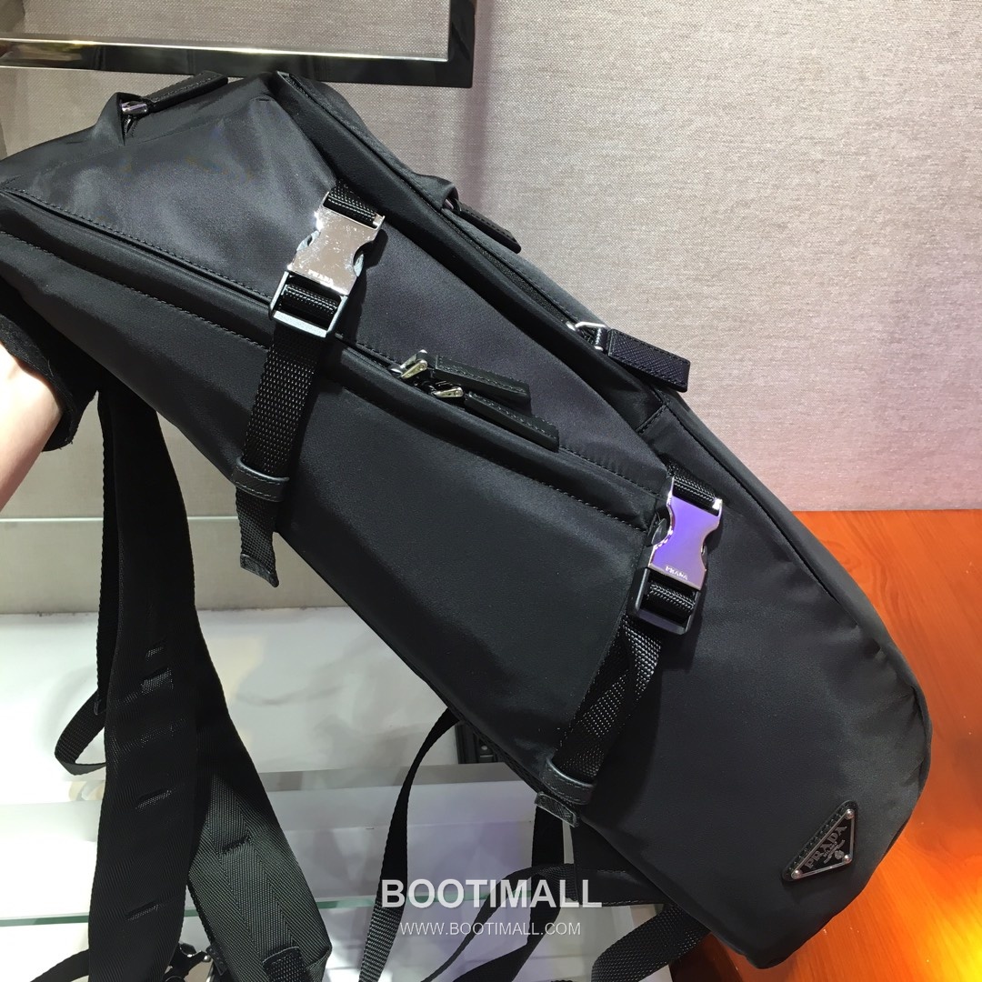 Prada Fabric Saffiano Leather Backpack with Multi Zip Pocket and Triangle Logo 프라다 패브릭 사피아노 레더 멀티 지퍼포켓 삼각로고 백팩 2VZ022 45cm 3