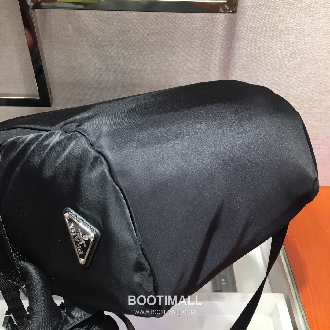 Prada Fabric Saffiano Leather Backpack with Multi Zip Pocket and Triangle Logo 프라다 패브릭 사피아노 레더 멀티 지퍼포켓 삼각로고 백팩 2VZ022 45cm 6