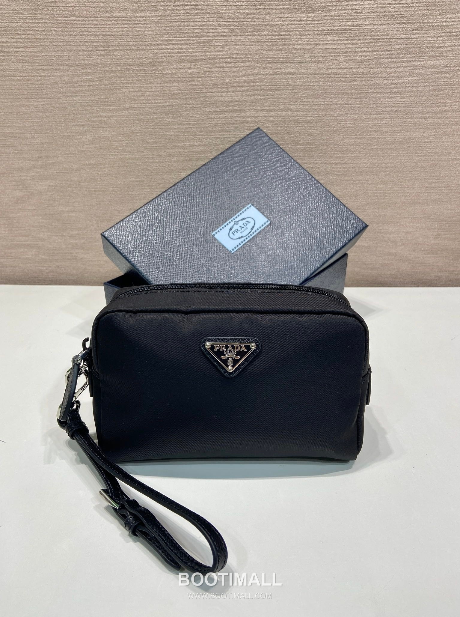 Prada Re-Nylon Clutch Bag with Leather Wrist Strap and Triangle Logo 프라다 리나일론 레더 손목 스트랩 삼각로고 클러치백 1NS021 17cm 1