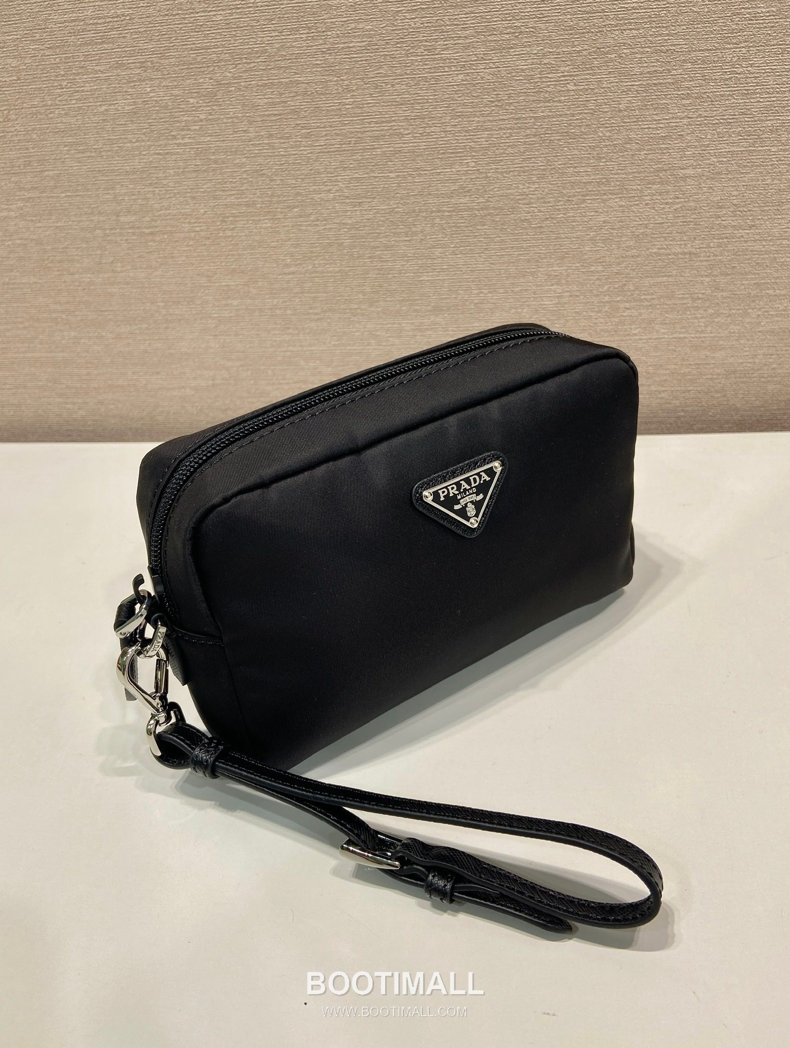 Prada Re-Nylon Clutch Bag with Leather Wrist Strap and Triangle Logo 프라다 리나일론 레더 손목 스트랩 삼각로고 클러치백 1NS021 17cm 3