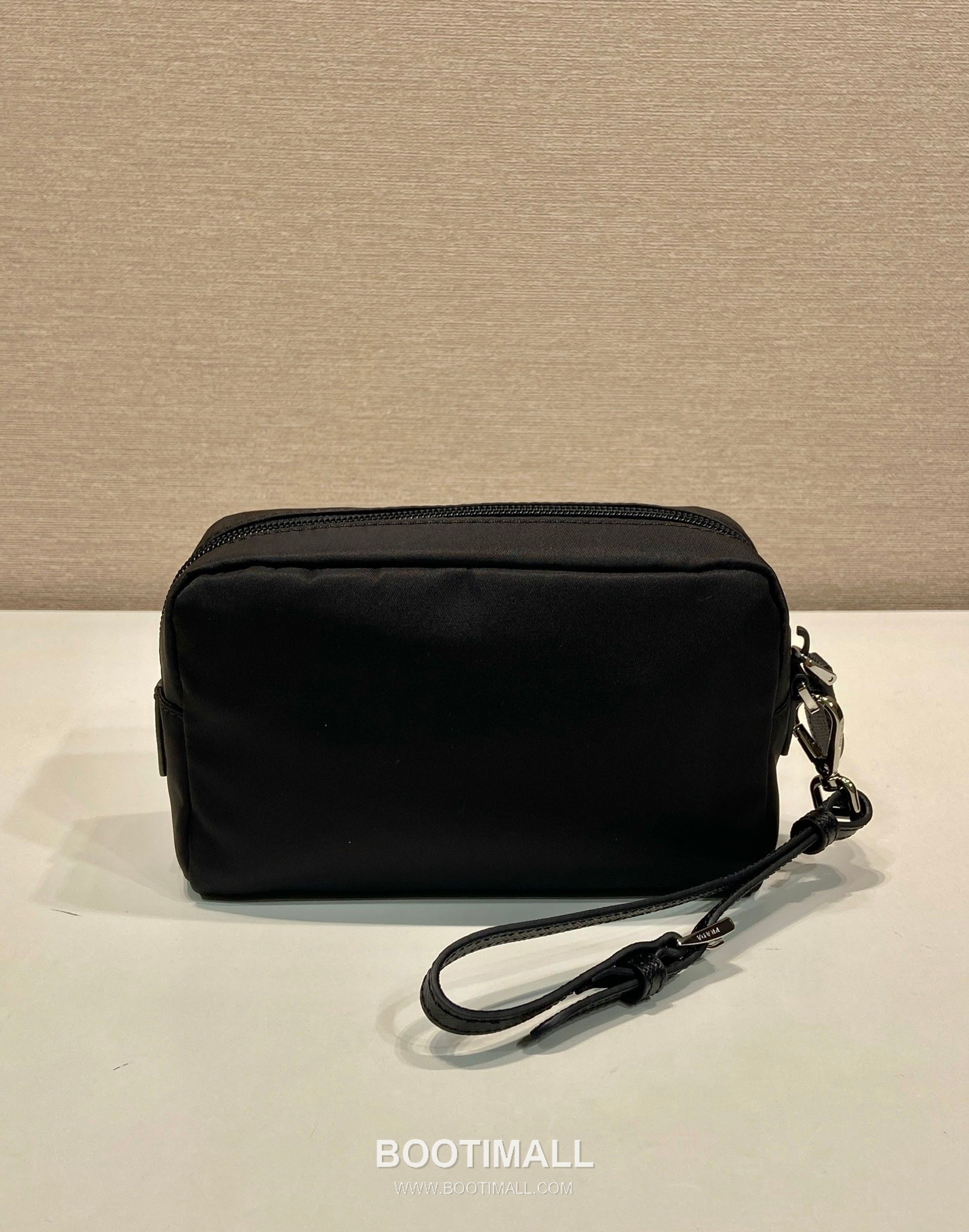 Prada Re-Nylon Clutch Bag with Leather Wrist Strap and Triangle Logo 프라다 리나일론 레더 손목 스트랩 삼각로고 클러치백 1NS021 17cm 5