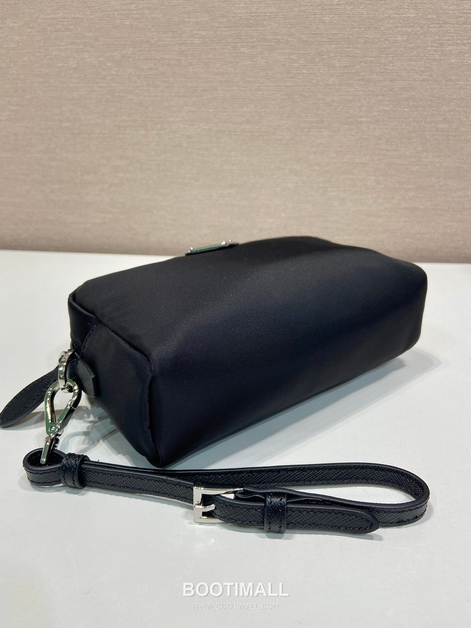 Prada Re-Nylon Clutch Bag with Leather Wrist Strap and Triangle Logo 프라다 리나일론 레더 손목 스트랩 삼각로고 클러치백 1NS021 17cm 6