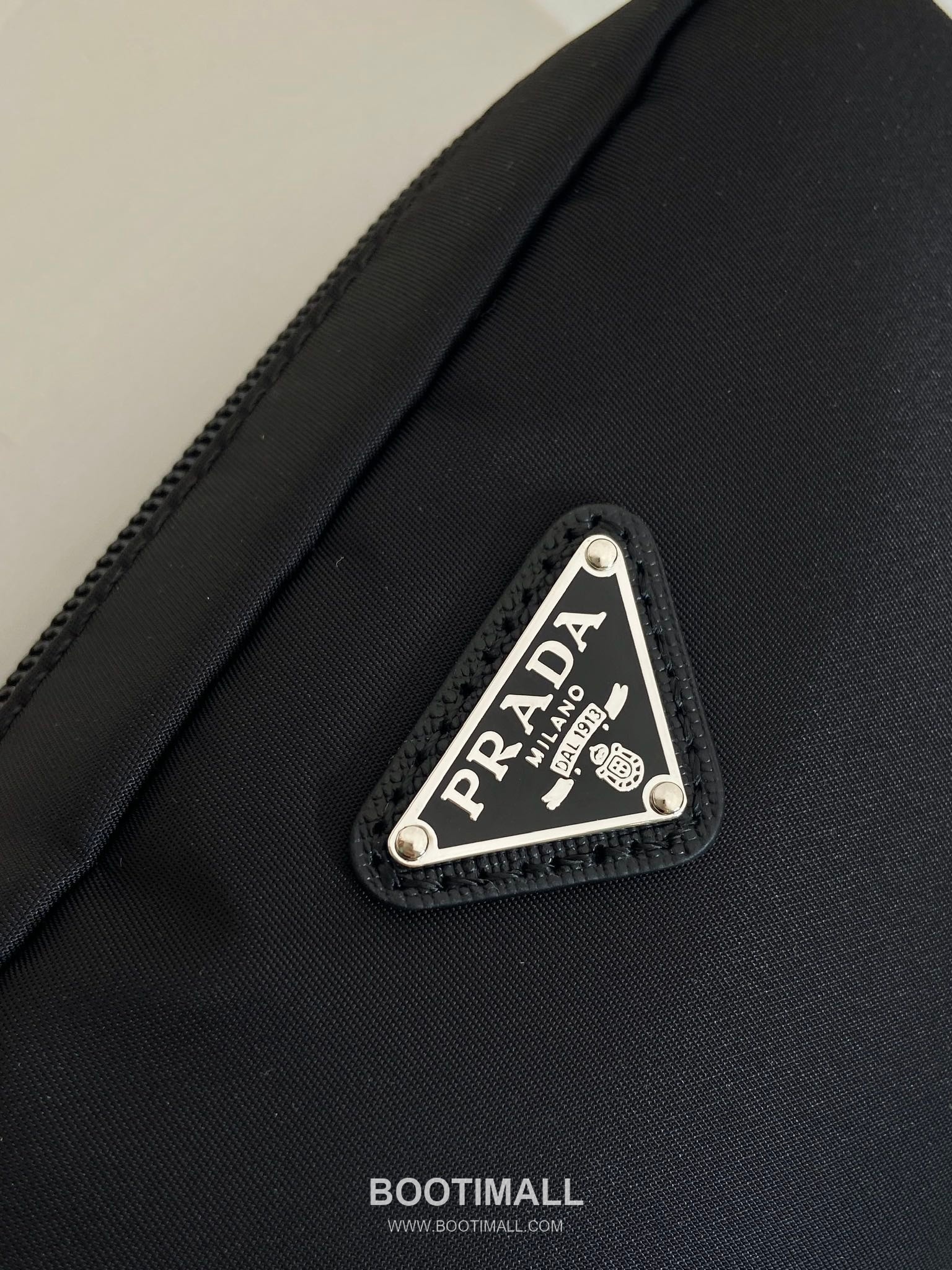 Prada Re-Nylon Clutch Bag with Leather Wrist Strap and Triangle Logo 프라다 리나일론 레더 손목 스트랩 삼각로고 클러치백 1NS021 17cm 7