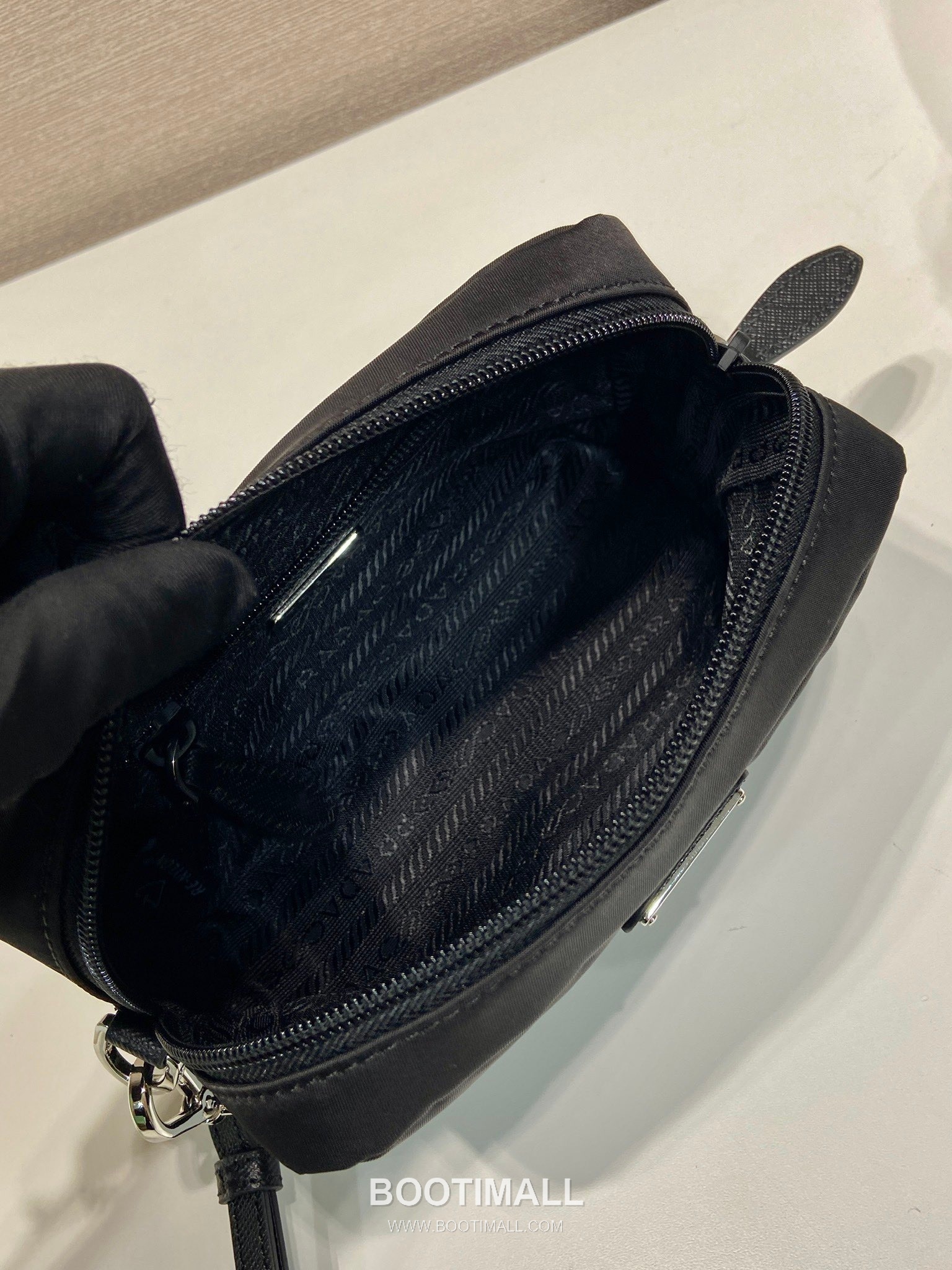 Prada Re-Nylon Clutch Bag with Leather Wrist Strap and Triangle Logo 프라다 리나일론 레더 손목 스트랩 삼각로고 클러치백 1NS021 17cm 8