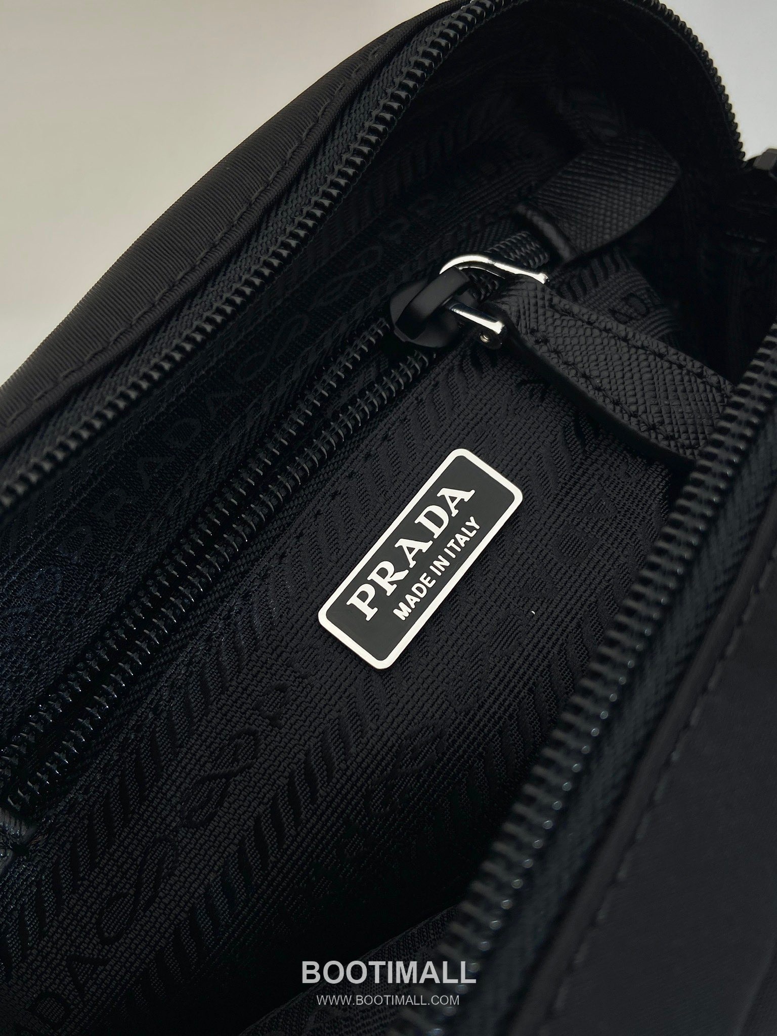 Prada Re-Nylon Clutch Bag with Leather Wrist Strap and Triangle Logo 프라다 리나일론 레더 손목 스트랩 삼각로고 클러치백 1NS021 17cm 9
