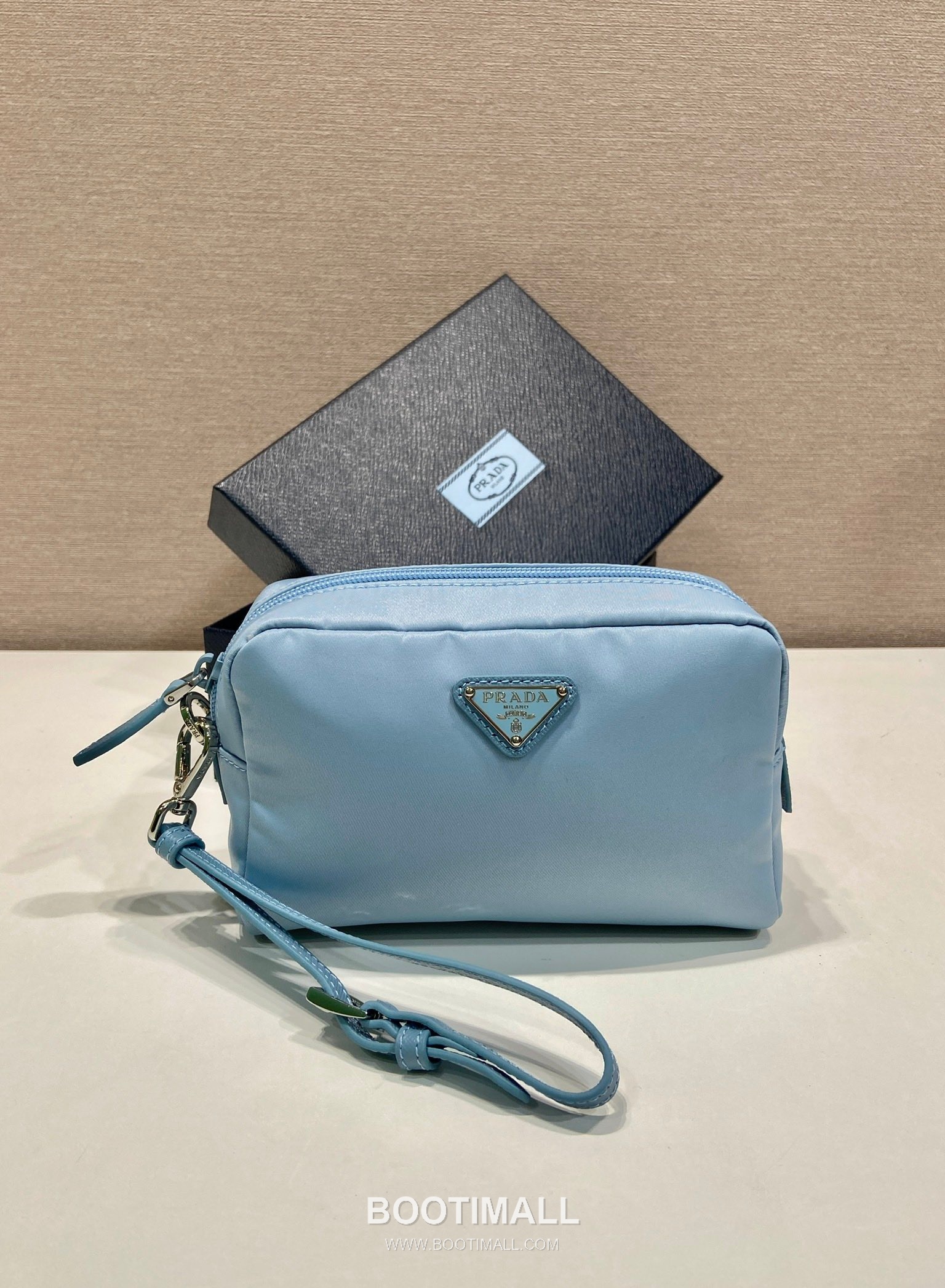 Prada Re-Nylon Clutch Bag with Leather Wrist Strap and Triangle Logo 프라다 리나일론 레더 손목 스트랩 삼각로고 클러치백 1NS021 17cm 1