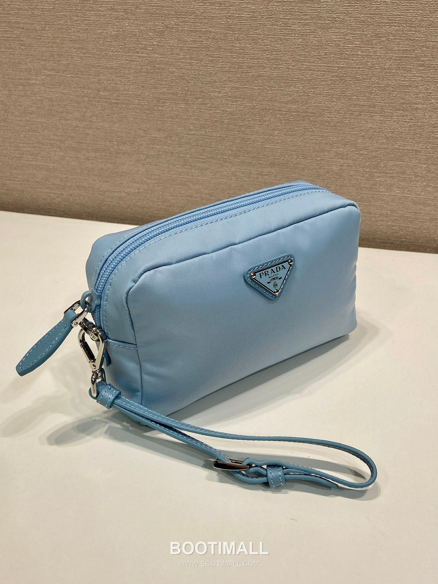 Prada Re-Nylon Clutch Bag with Leather Wrist Strap and Triangle Logo 프라다 리나일론 레더 손목 스트랩 삼각로고 클러치백 1NS021 17cm 2