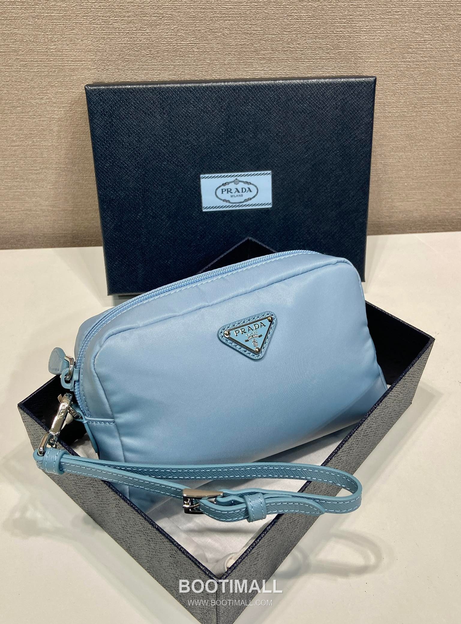 Prada Re-Nylon Clutch Bag with Leather Wrist Strap and Triangle Logo 프라다 리나일론 레더 손목 스트랩 삼각로고 클러치백 1NS021 17cm 3