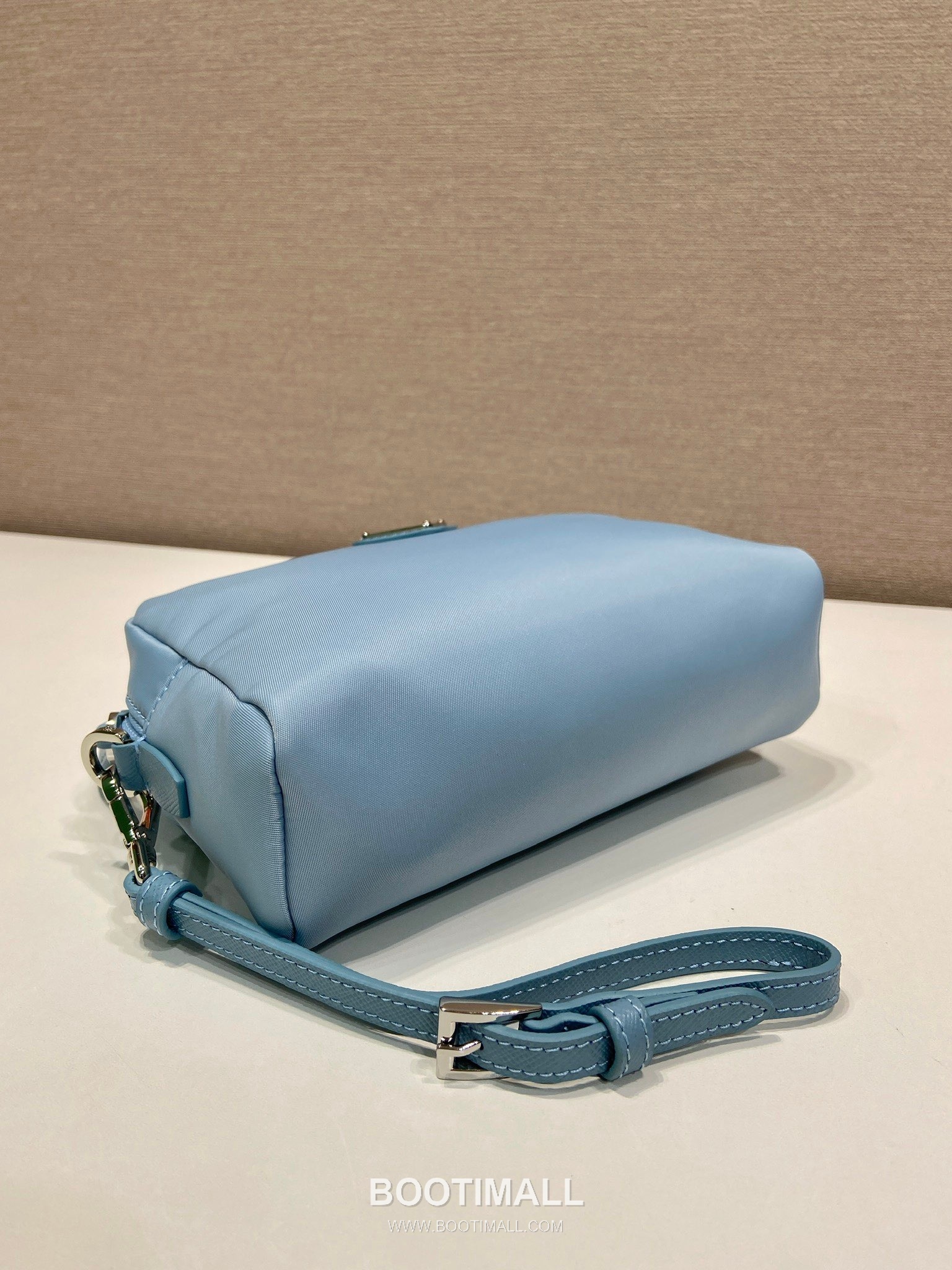 Prada Re-Nylon Clutch Bag with Leather Wrist Strap and Triangle Logo 프라다 리나일론 레더 손목 스트랩 삼각로고 클러치백 1NS021 17cm 5