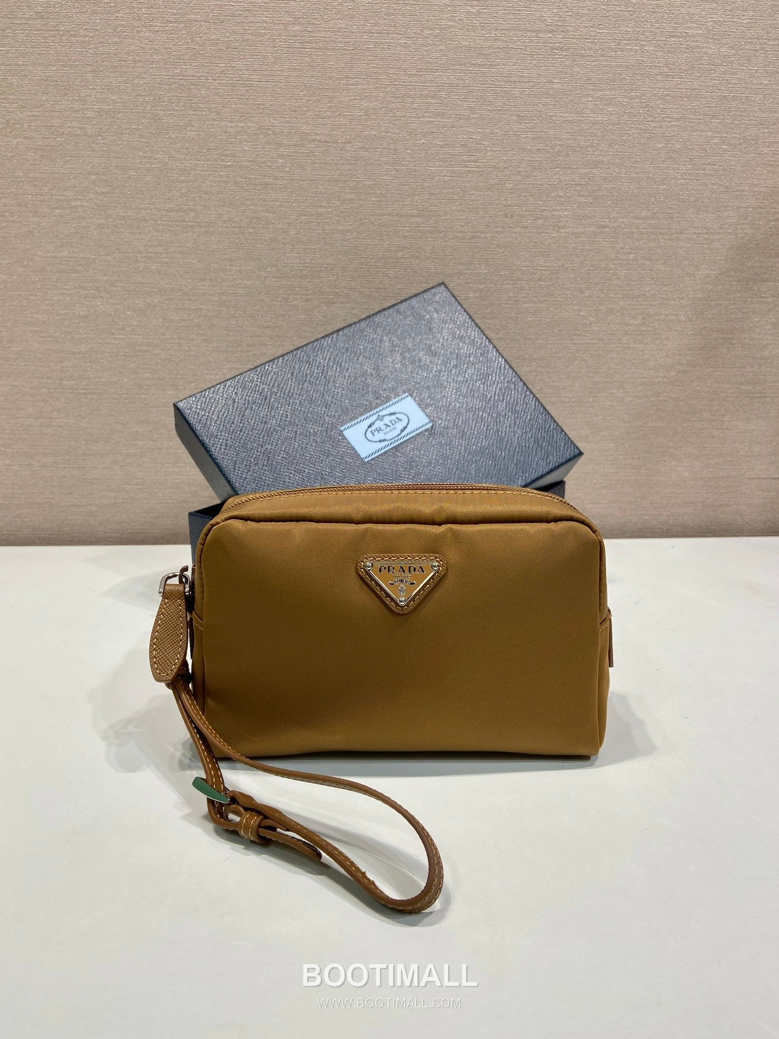 Prada Re-Nylon Clutch Bag with Leather Wrist Strap and Triangle Logo 프라다 리나일론 레더 손목 스트랩 삼각로고 클러치백 1NS021 17cm 1