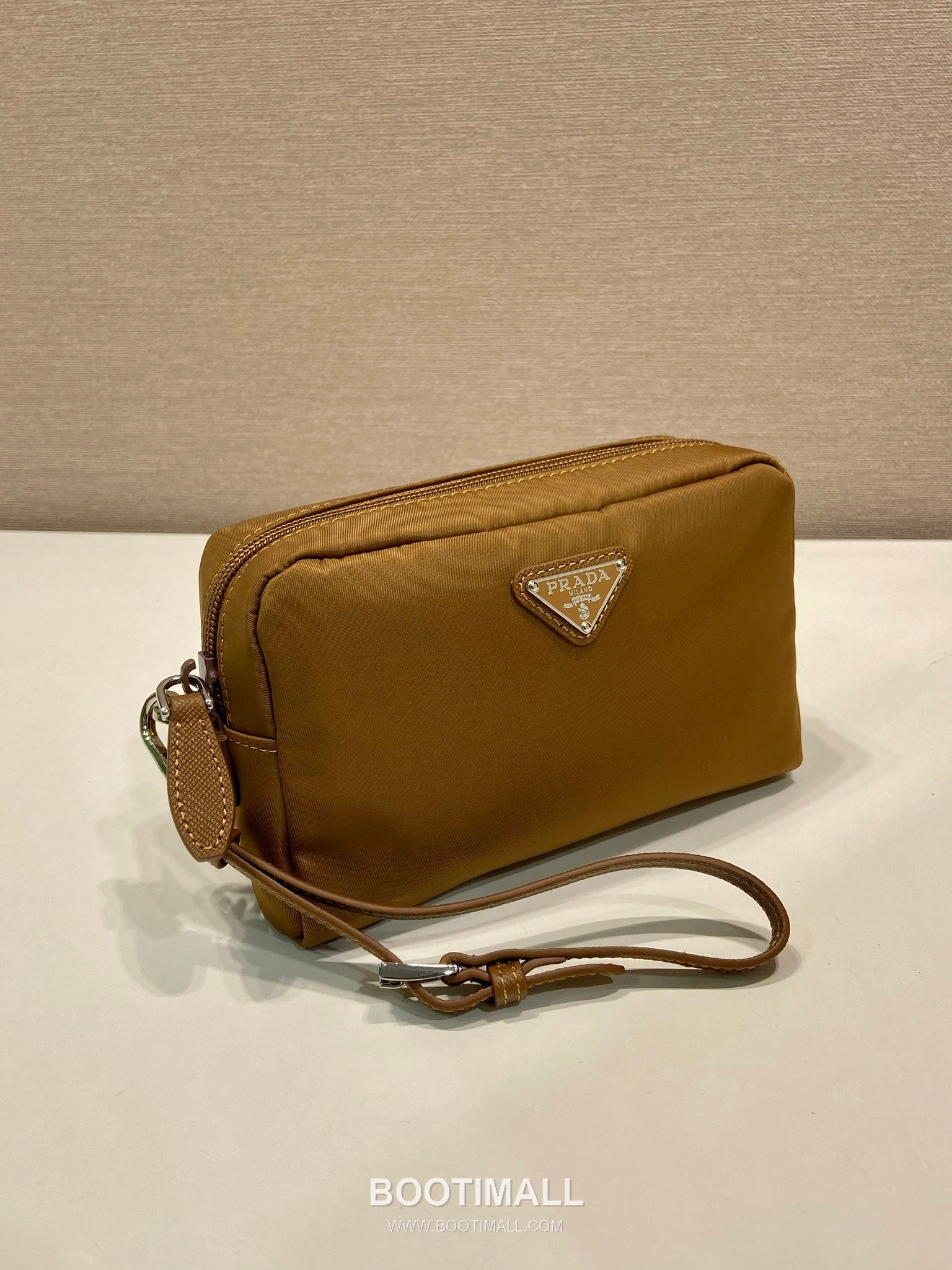 Prada Re-Nylon Clutch Bag with Leather Wrist Strap and Triangle Logo 프라다 리나일론 레더 손목 스트랩 삼각로고 클러치백 1NS021 17cm 2