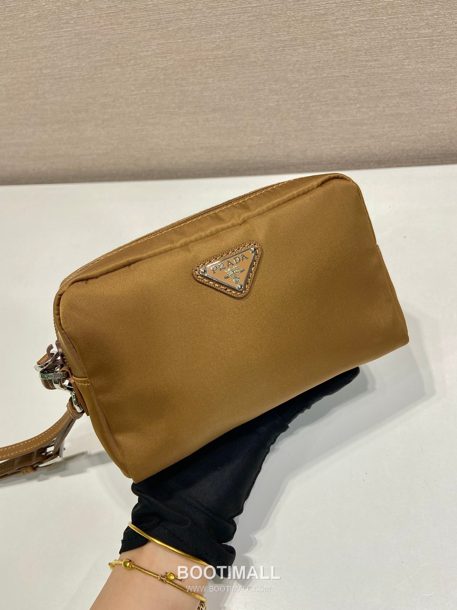 Prada Re-Nylon Clutch Bag with Leather Wrist Strap and Triangle Logo 프라다 리나일론 레더 손목 스트랩 삼각로고 클러치백 1NS021 17cm 3