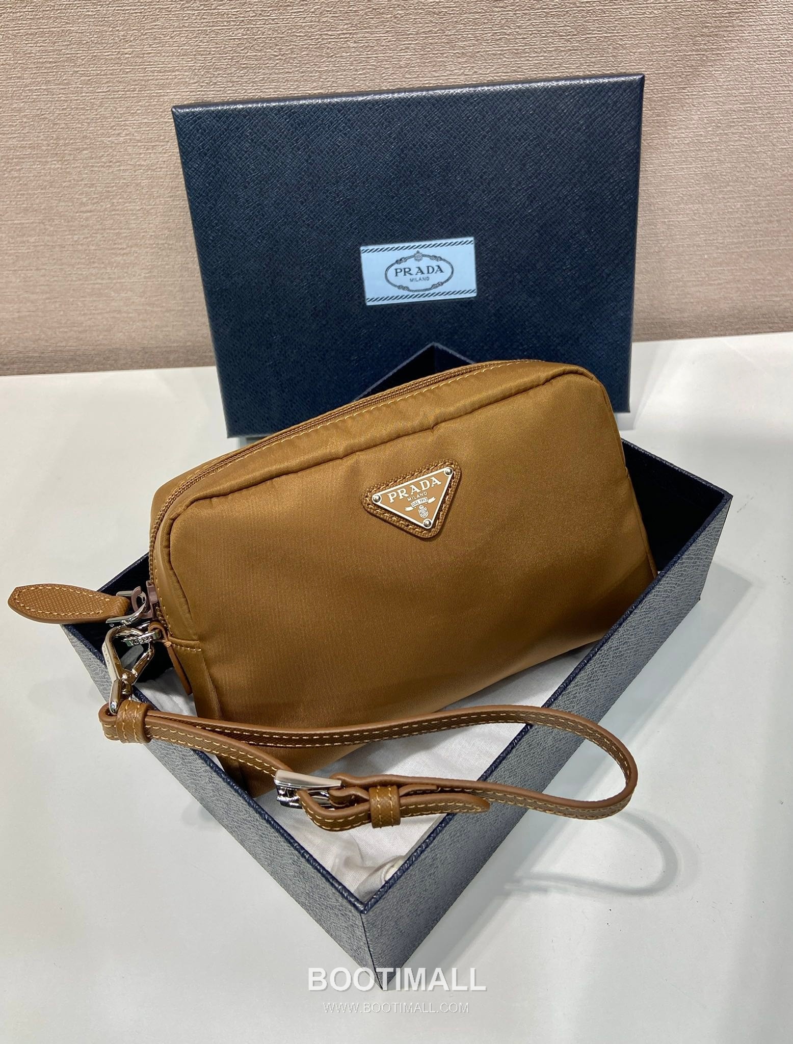 Prada Re-Nylon Clutch Bag with Leather Wrist Strap and Triangle Logo 프라다 리나일론 레더 손목 스트랩 삼각로고 클러치백 1NS021 17cm 4
