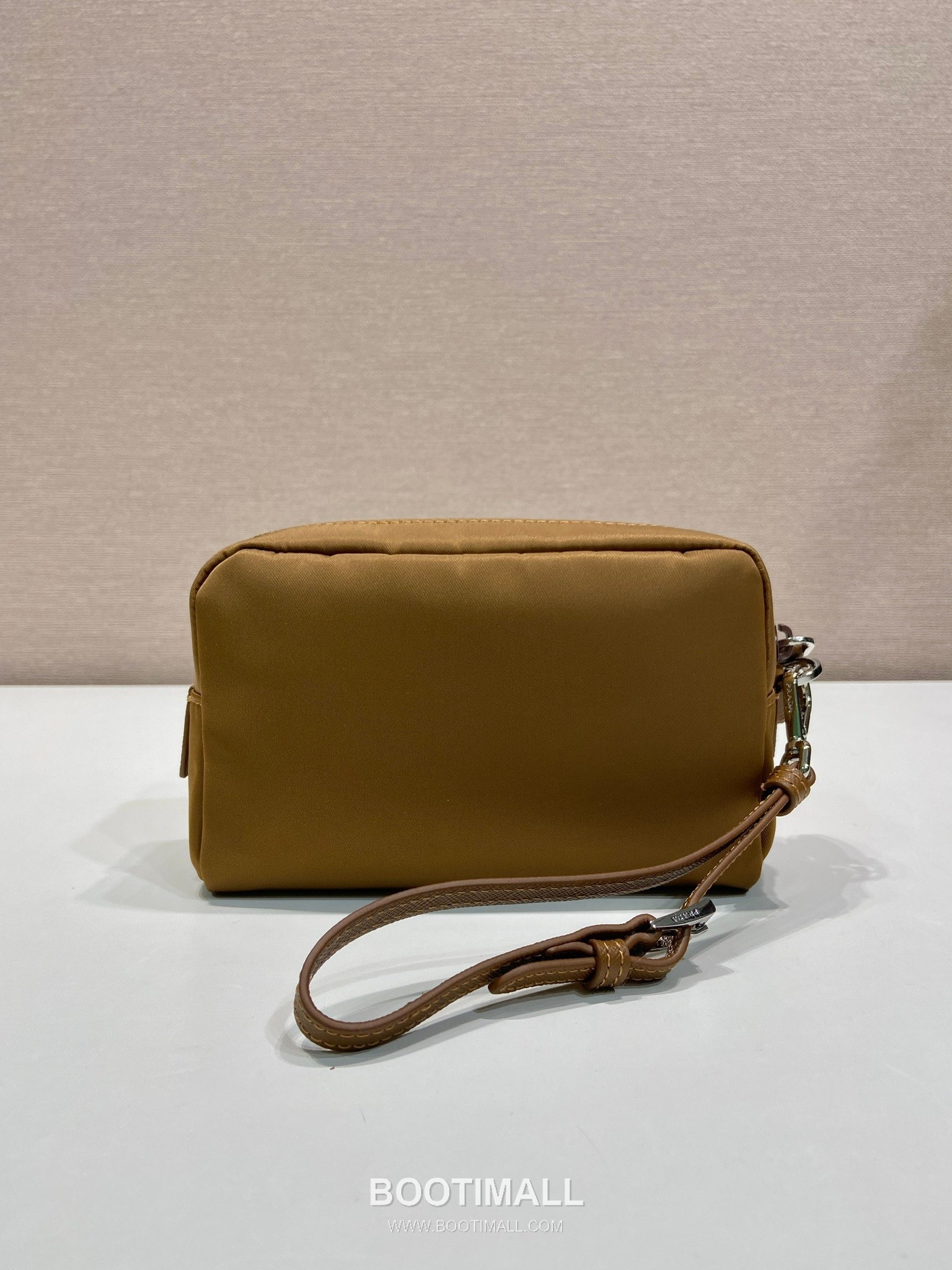 Prada Re-Nylon Clutch Bag with Leather Wrist Strap and Triangle Logo 프라다 리나일론 레더 손목 스트랩 삼각로고 클러치백 1NS021 17cm 5