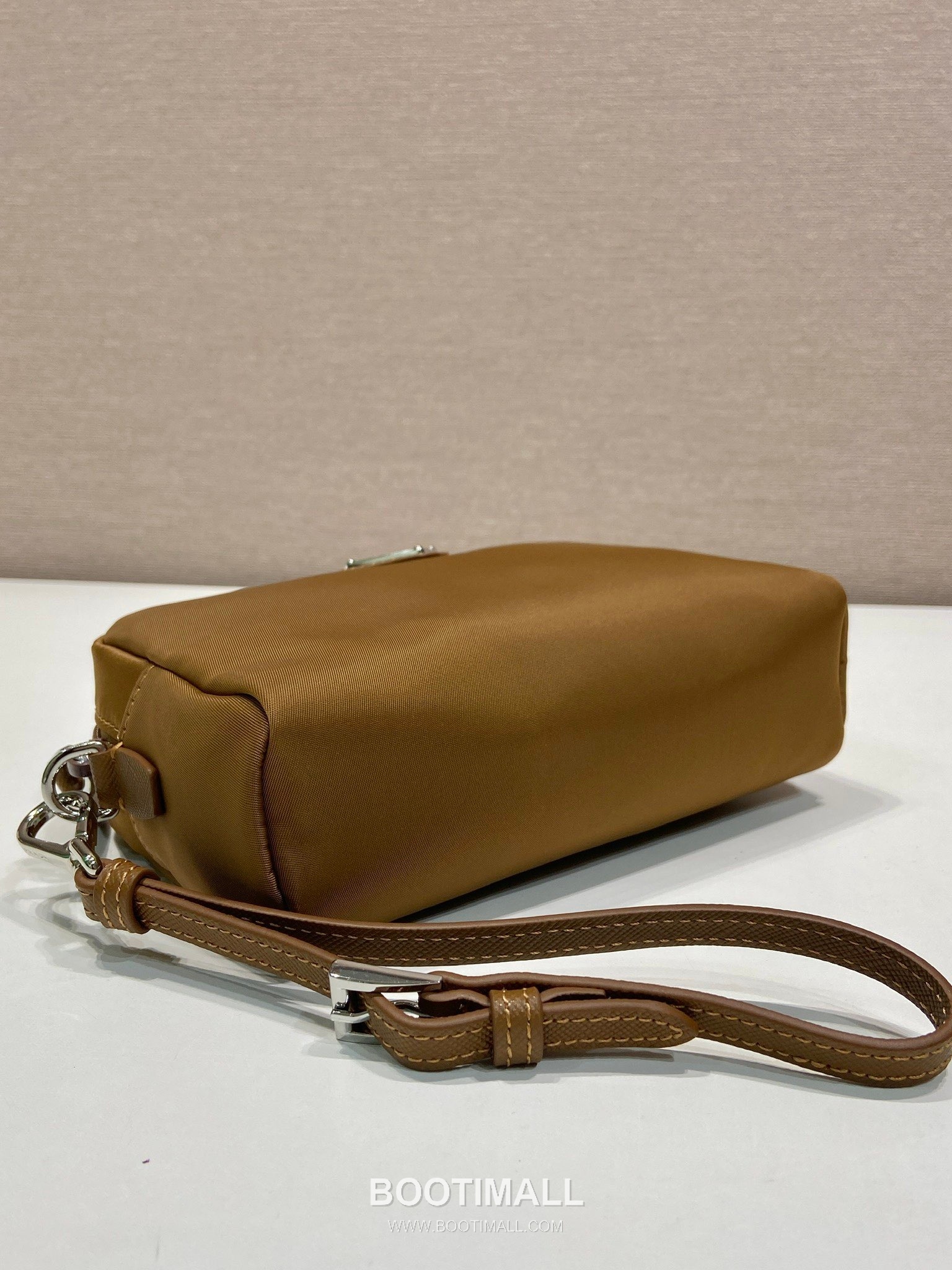 Prada Re-Nylon Clutch Bag with Leather Wrist Strap and Triangle Logo 프라다 리나일론 레더 손목 스트랩 삼각로고 클러치백 1NS021 17cm 6