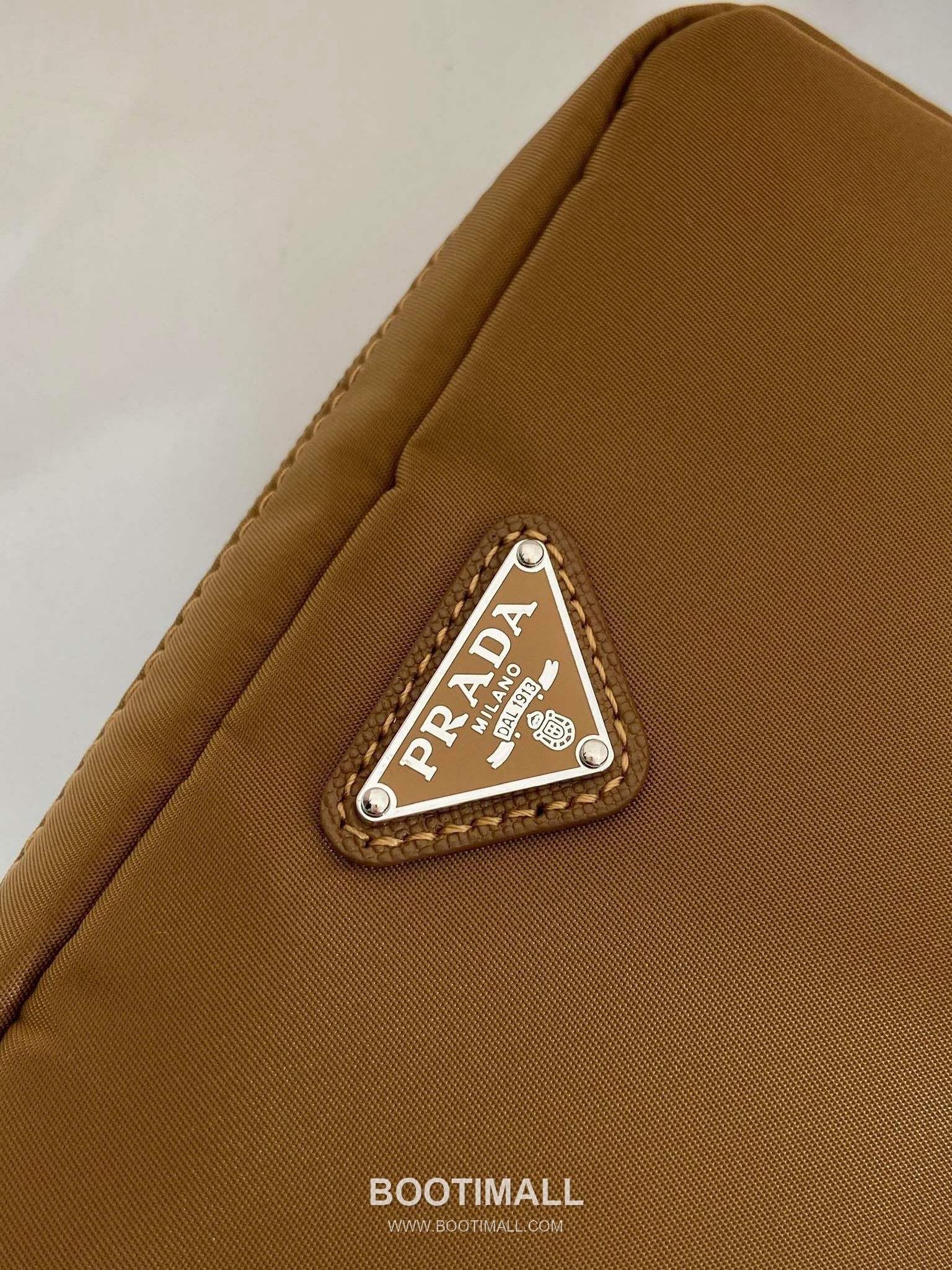 Prada Re-Nylon Clutch Bag with Leather Wrist Strap and Triangle Logo 프라다 리나일론 레더 손목 스트랩 삼각로고 클러치백 1NS021 17cm 7