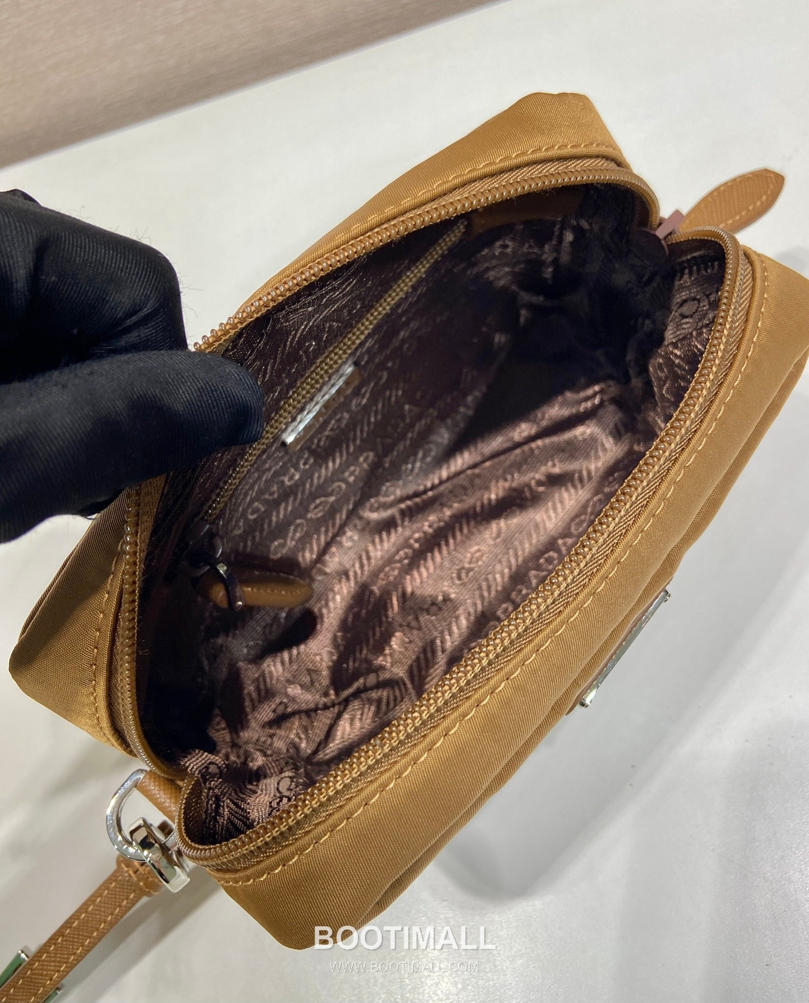 Prada Re-Nylon Clutch Bag with Leather Wrist Strap and Triangle Logo 프라다 리나일론 레더 손목 스트랩 삼각로고 클러치백 1NS021 17cm 8