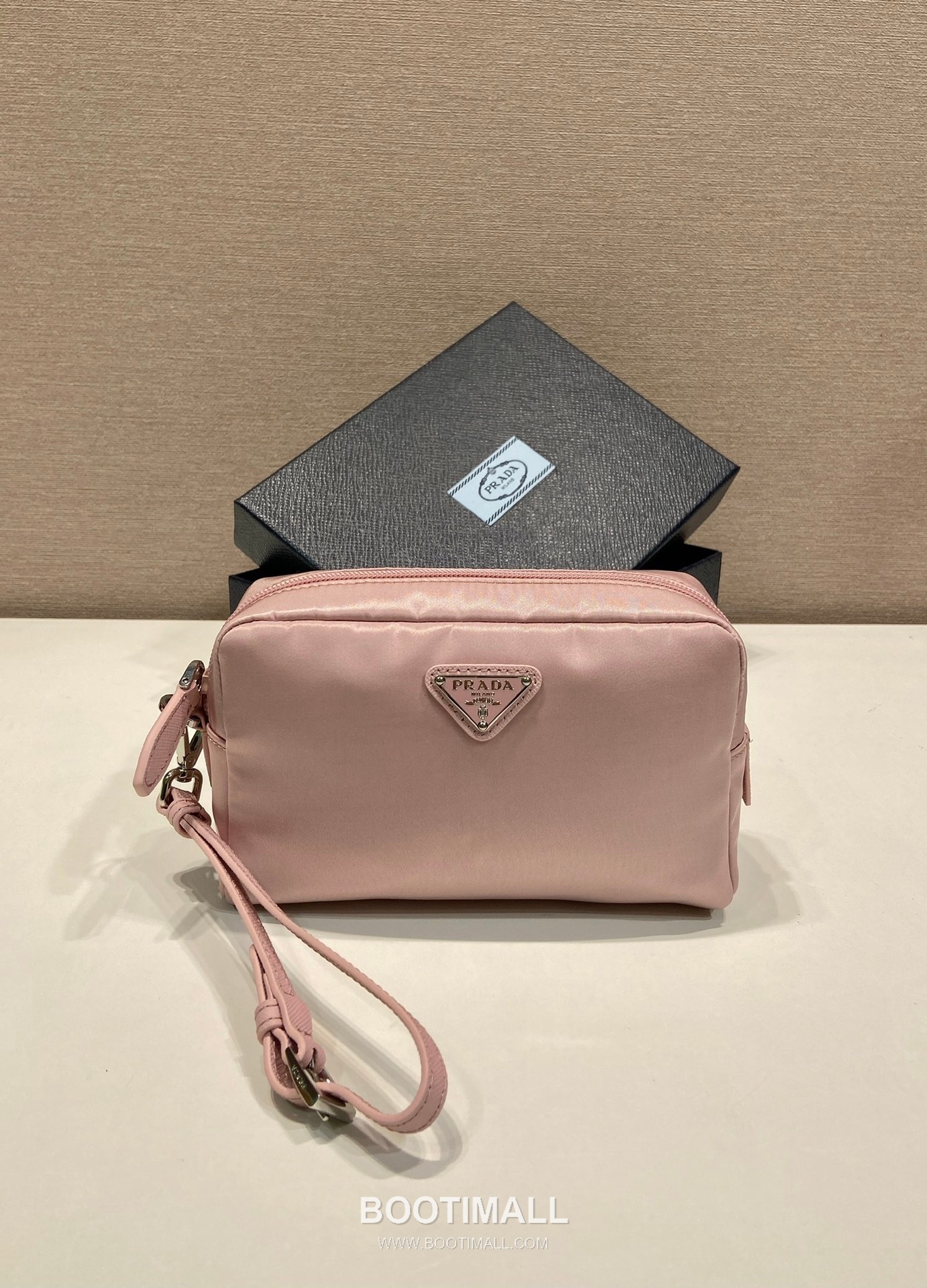 Prada Re-Nylon Clutch Bag with Leather Wrist Strap and Triangle Logo 프라다 리나일론 레더 손목 스트랩 삼각로고 클러치백 1NS021 17cm 1