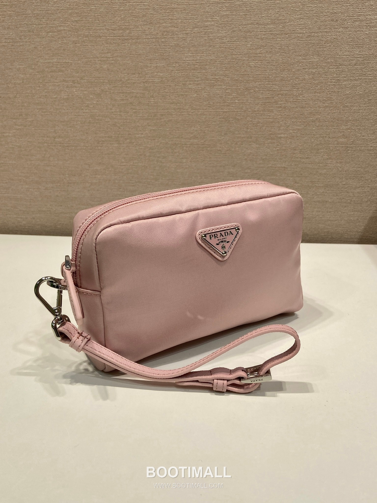 Prada Re-Nylon Clutch Bag with Leather Wrist Strap and Triangle Logo 프라다 리나일론 레더 손목 스트랩 삼각로고 클러치백 1NS021 17cm 2