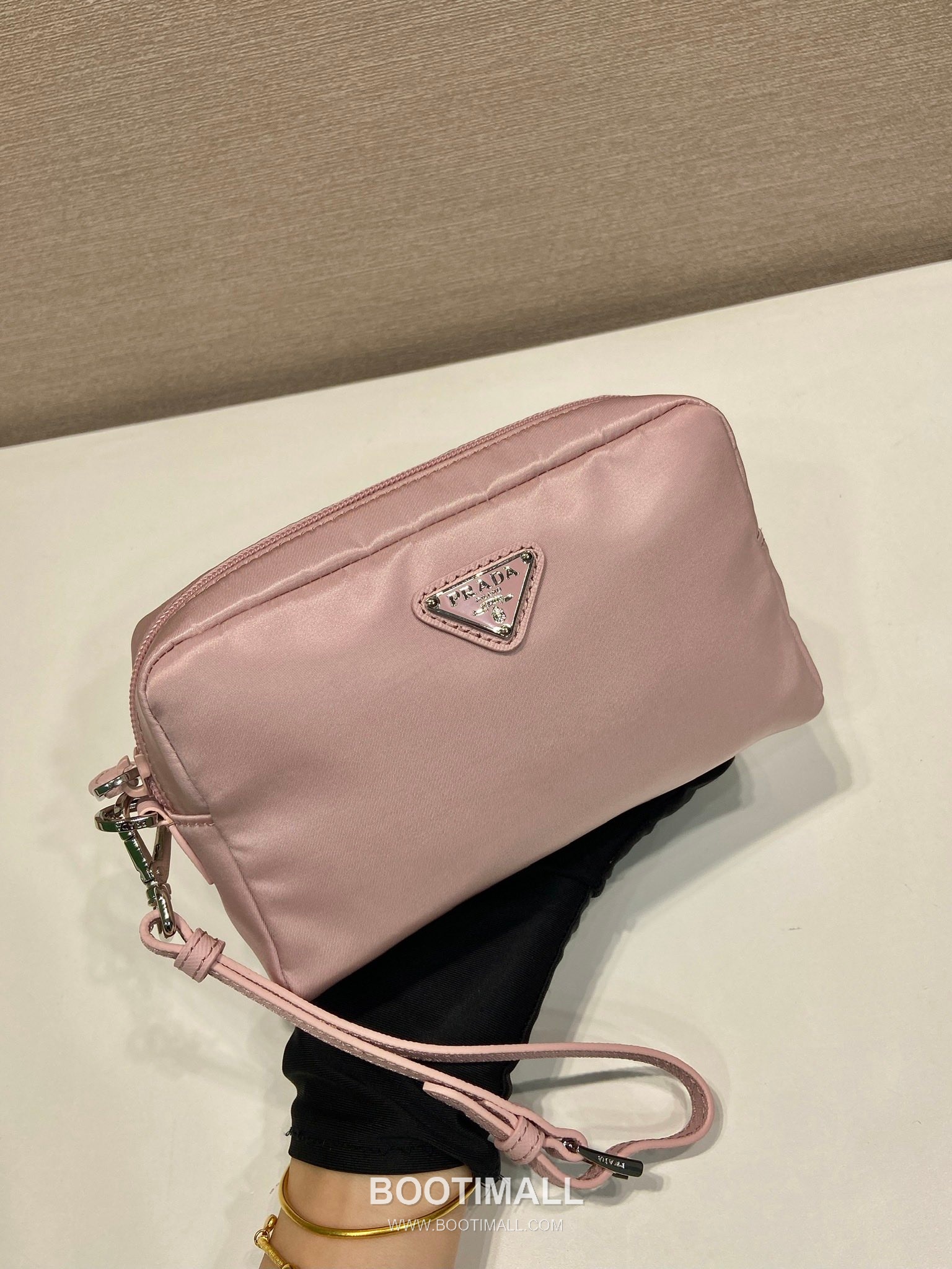 Prada Re-Nylon Clutch Bag with Leather Wrist Strap and Triangle Logo 프라다 리나일론 레더 손목 스트랩 삼각로고 클러치백 1NS021 17cm 3