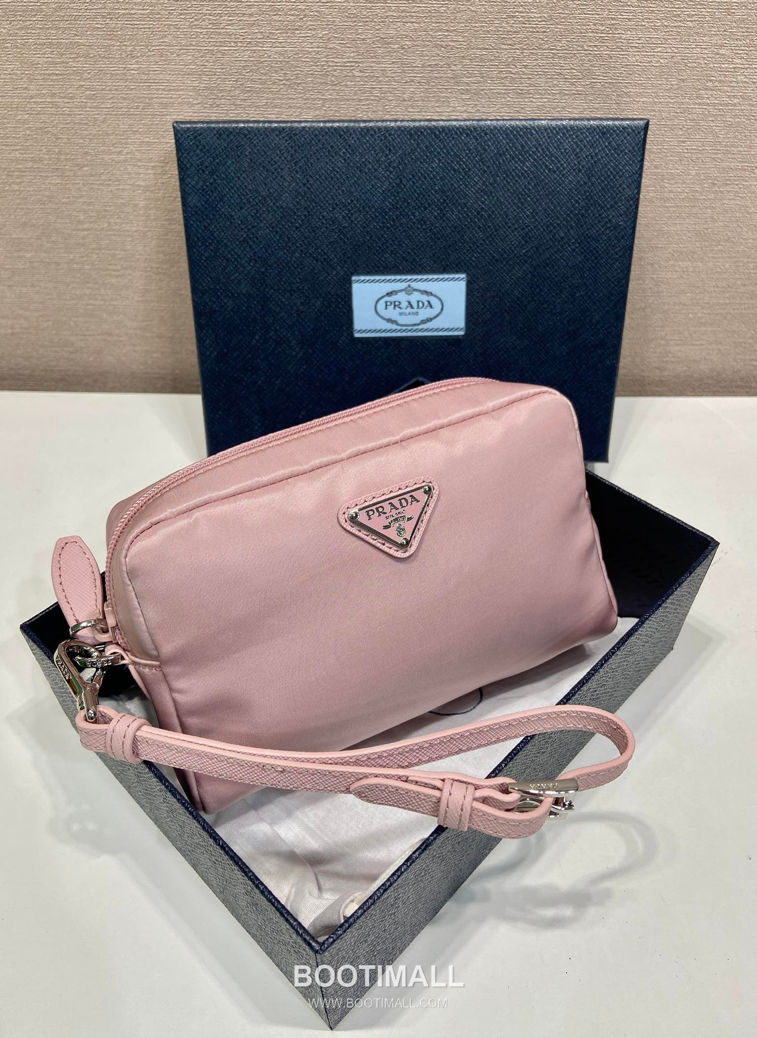 Prada Re-Nylon Clutch Bag with Leather Wrist Strap and Triangle Logo 프라다 리나일론 레더 손목 스트랩 삼각로고 클러치백 1NS021 17cm 4