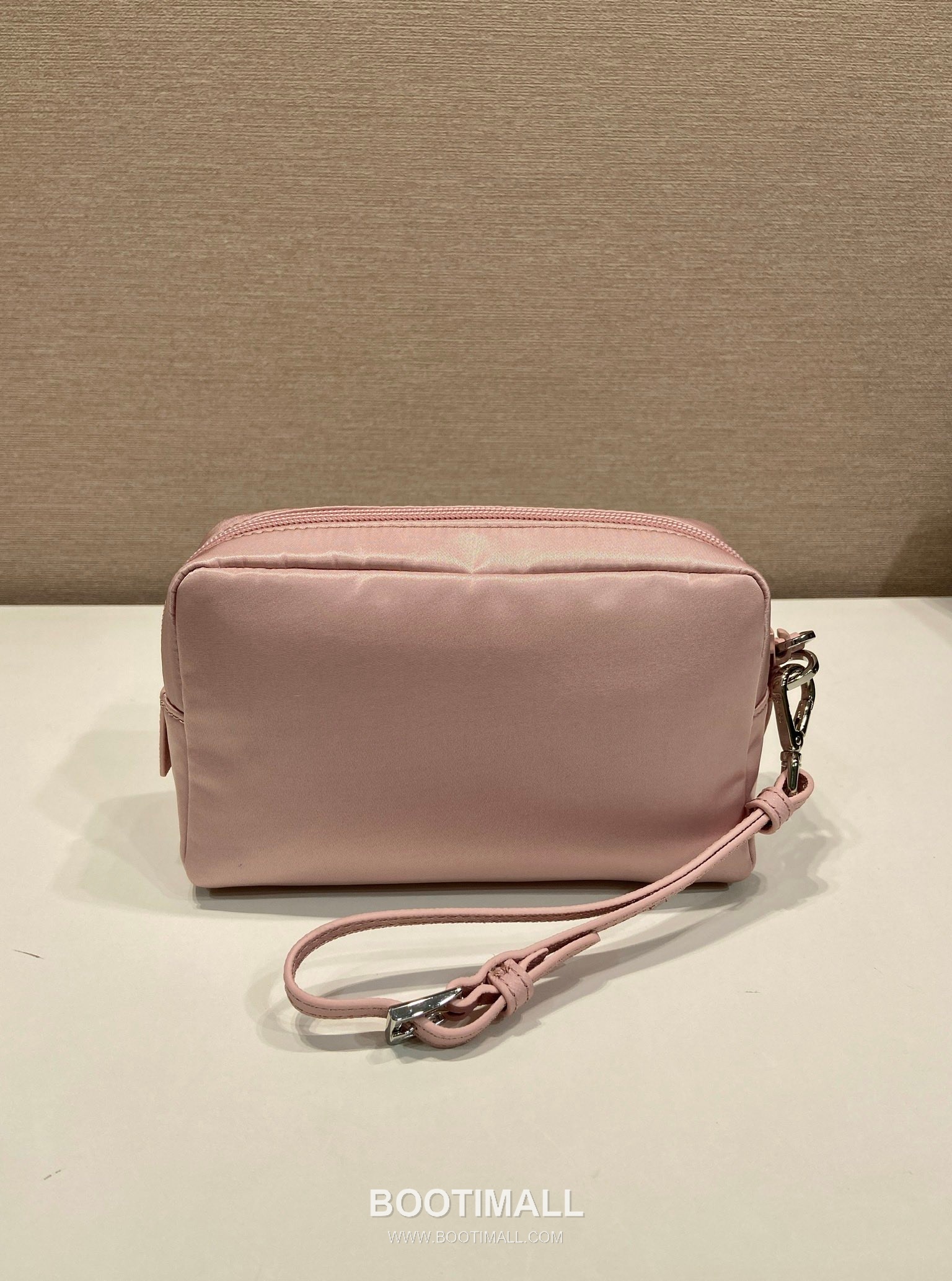 Prada Re-Nylon Clutch Bag with Leather Wrist Strap and Triangle Logo 프라다 리나일론 레더 손목 스트랩 삼각로고 클러치백 1NS021 17cm 5