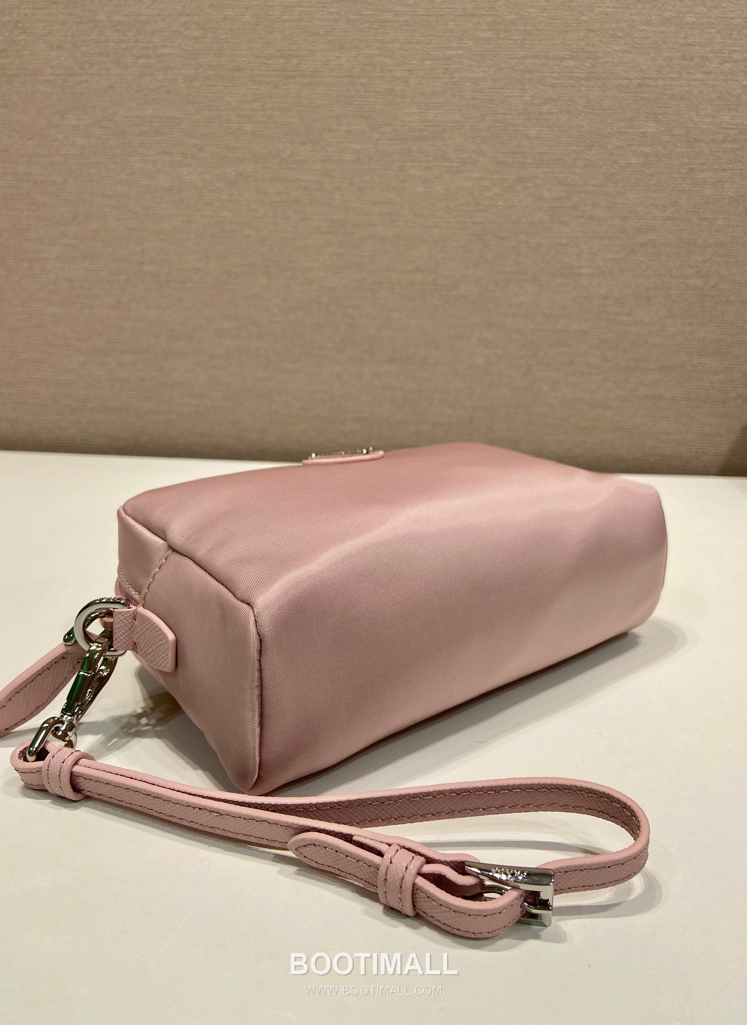 Prada Re-Nylon Clutch Bag with Leather Wrist Strap and Triangle Logo 프라다 리나일론 레더 손목 스트랩 삼각로고 클러치백 1NS021 17cm 6