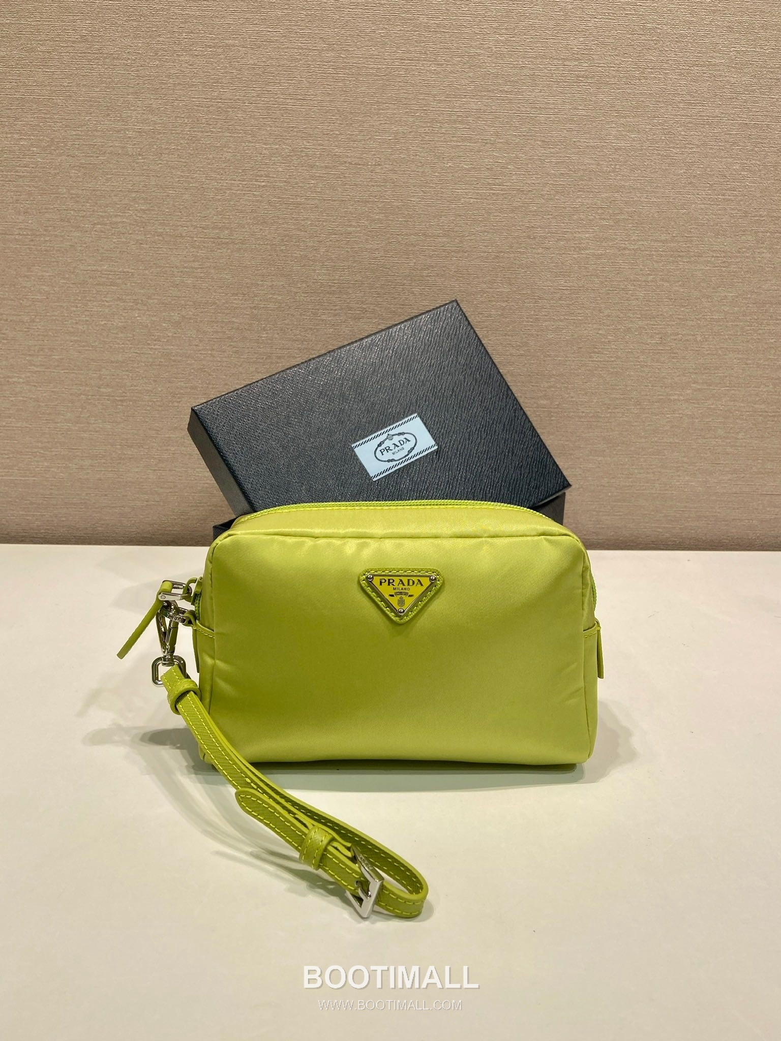 Prada Re-Nylon Clutch Bag with Leather Wrist Strap and Triangle Logo 프라다 리나일론 레더 손목 스트랩 삼각로고 클러치백 1NS021 17cm 1