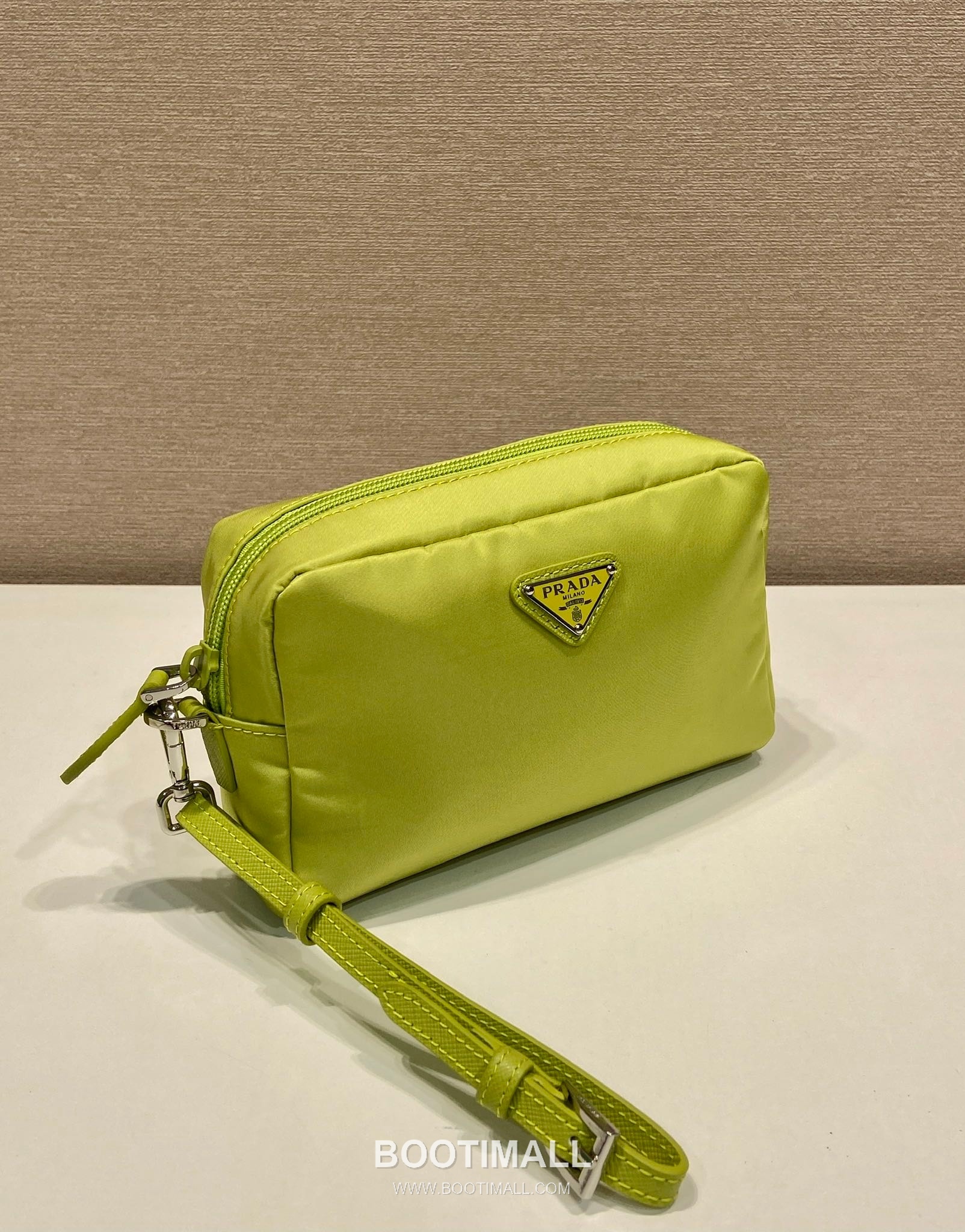 Prada Re-Nylon Clutch Bag with Leather Wrist Strap and Triangle Logo 프라다 리나일론 레더 손목 스트랩 삼각로고 클러치백 1NS021 17cm 2