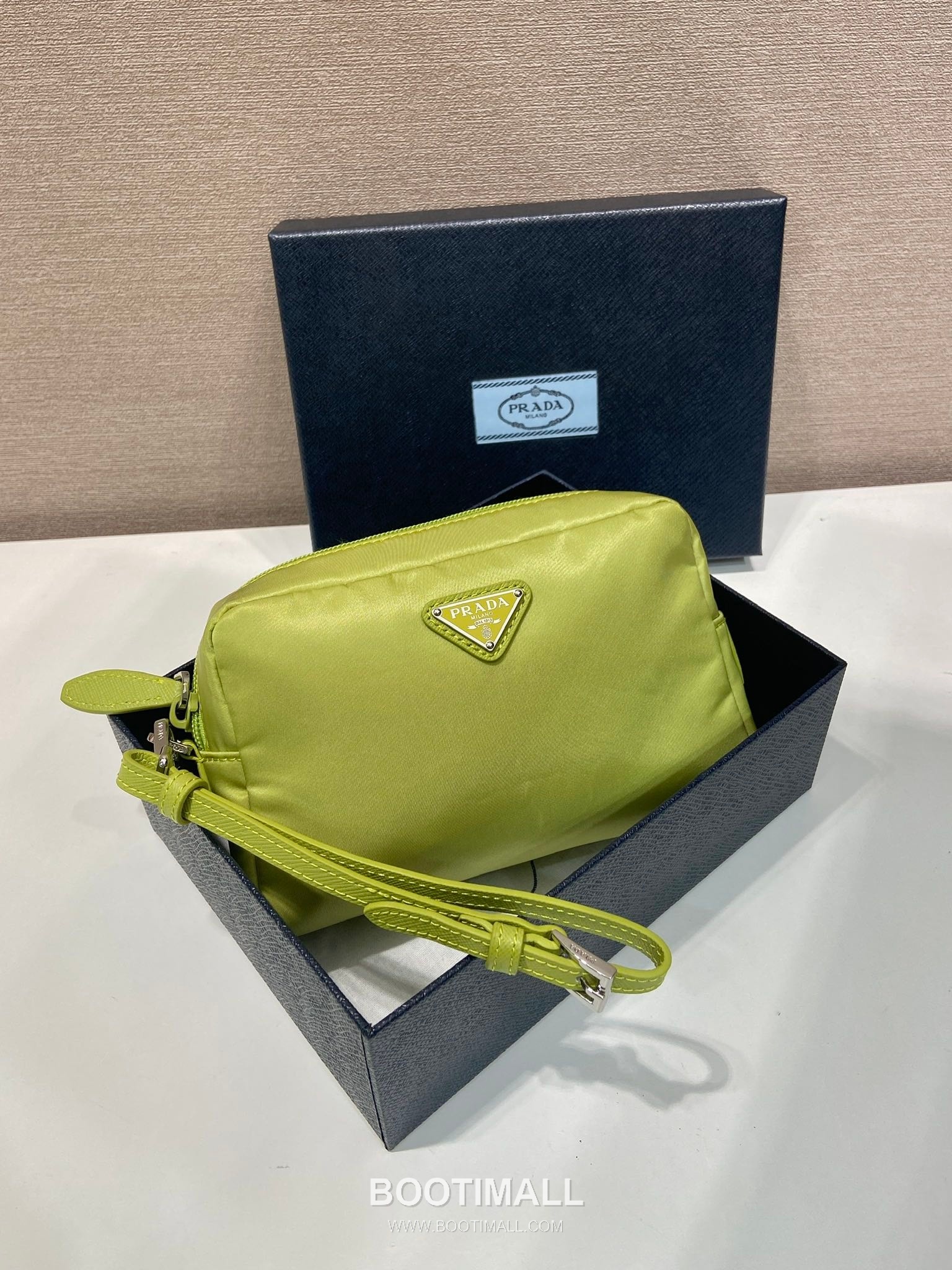 Prada Re-Nylon Clutch Bag with Leather Wrist Strap and Triangle Logo 프라다 리나일론 레더 손목 스트랩 삼각로고 클러치백 1NS021 17cm 3