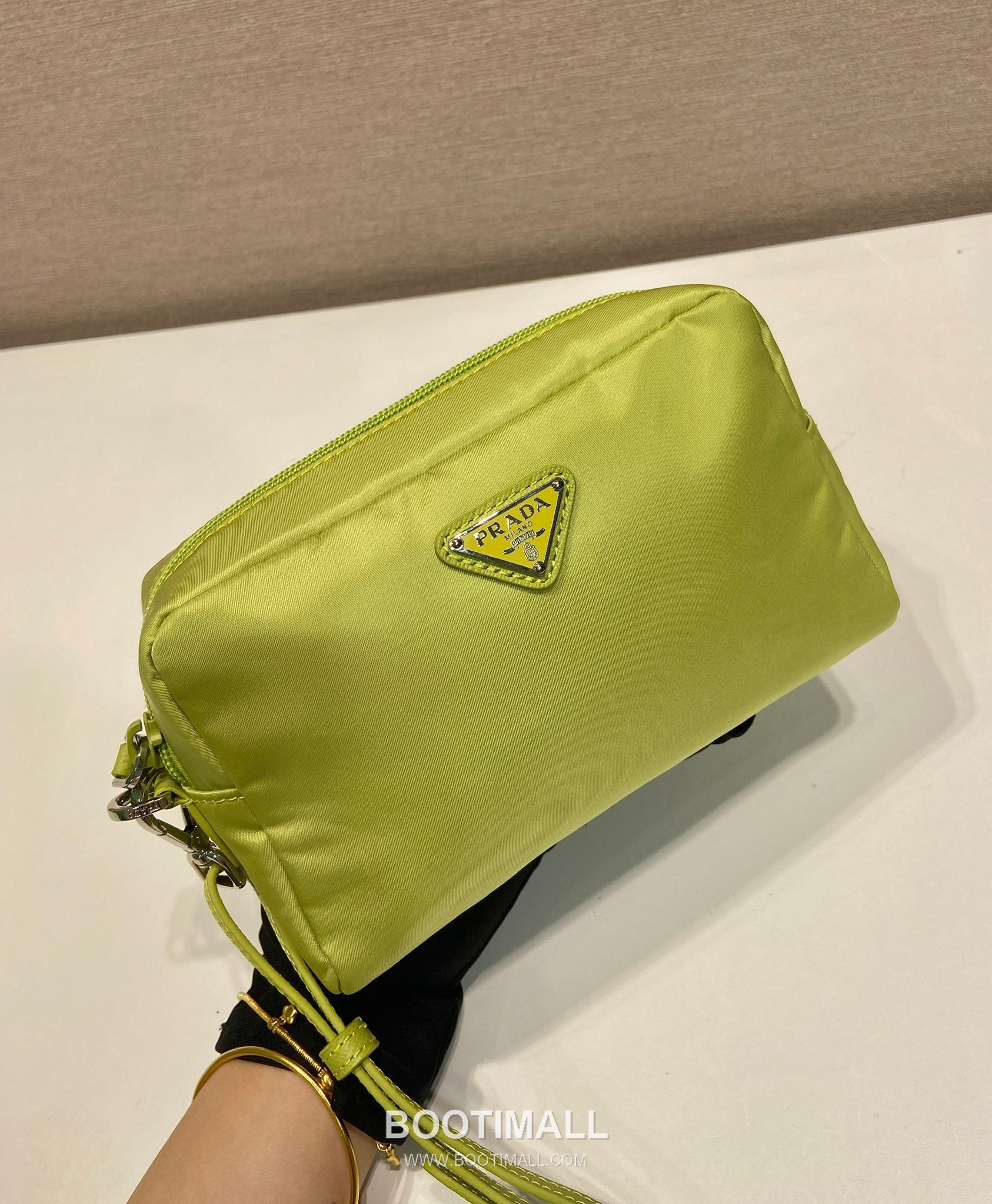 Prada Re-Nylon Clutch Bag with Leather Wrist Strap and Triangle Logo 프라다 리나일론 레더 손목 스트랩 삼각로고 클러치백 1NS021 17cm 4