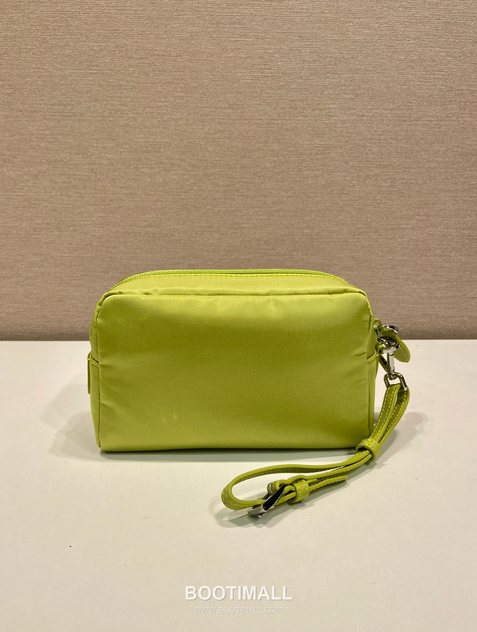 Prada Re-Nylon Clutch Bag with Leather Wrist Strap and Triangle Logo 프라다 리나일론 레더 손목 스트랩 삼각로고 클러치백 1NS021 17cm 5