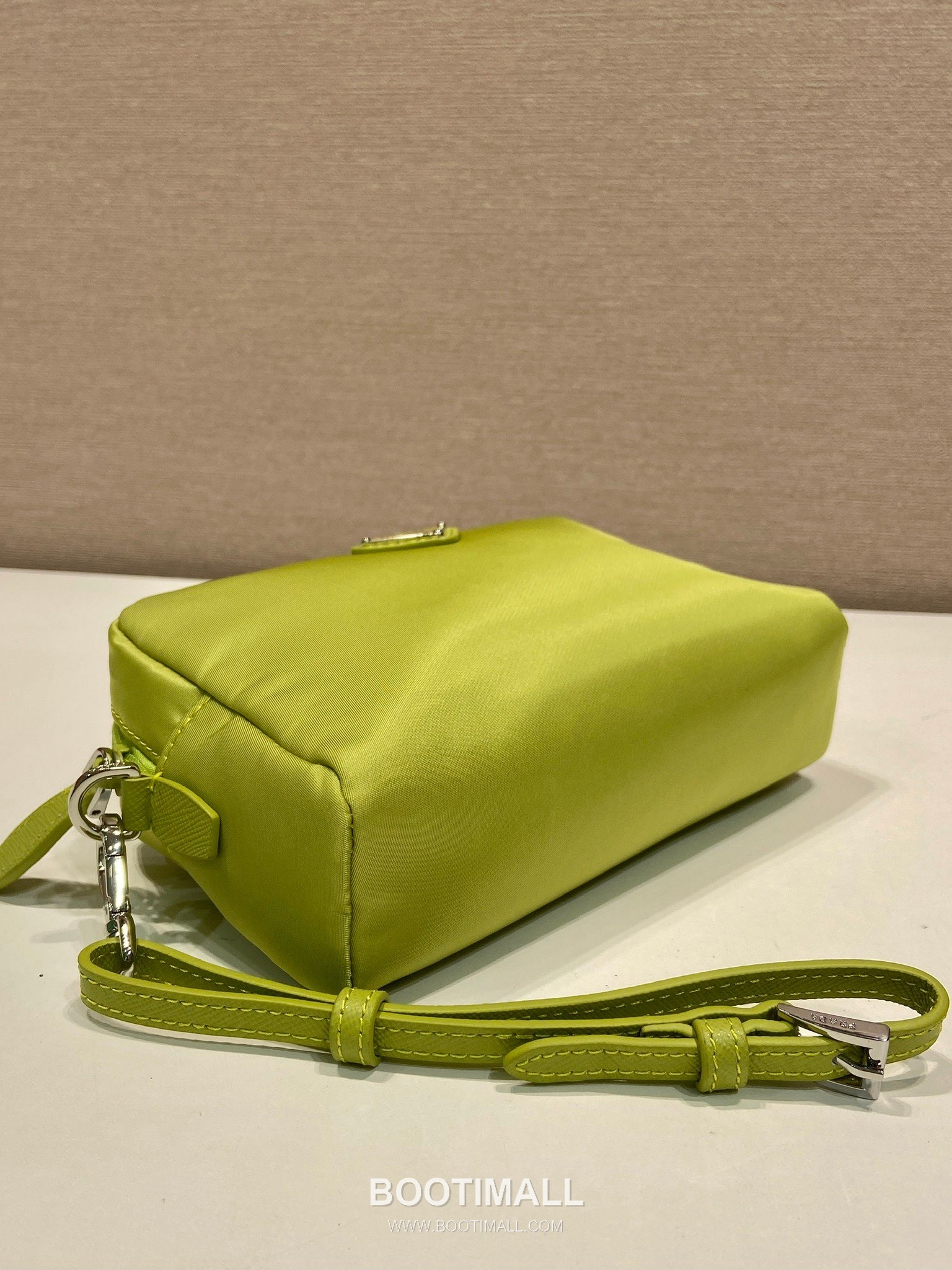 Prada Re-Nylon Clutch Bag with Leather Wrist Strap and Triangle Logo 프라다 리나일론 레더 손목 스트랩 삼각로고 클러치백 1NS021 17cm 6