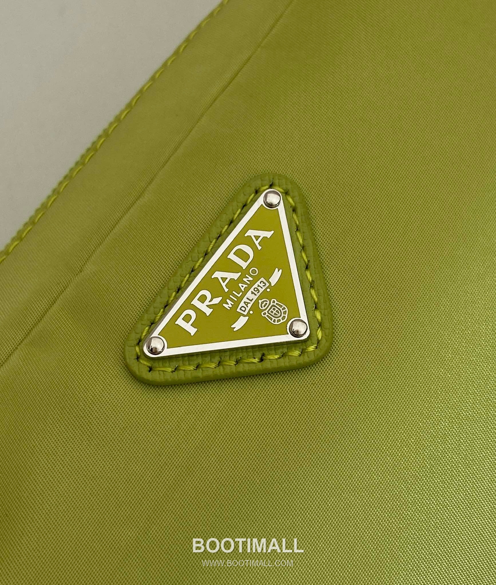 Prada Re-Nylon Clutch Bag with Leather Wrist Strap and Triangle Logo 프라다 리나일론 레더 손목 스트랩 삼각로고 클러치백 1NS021 17cm 7