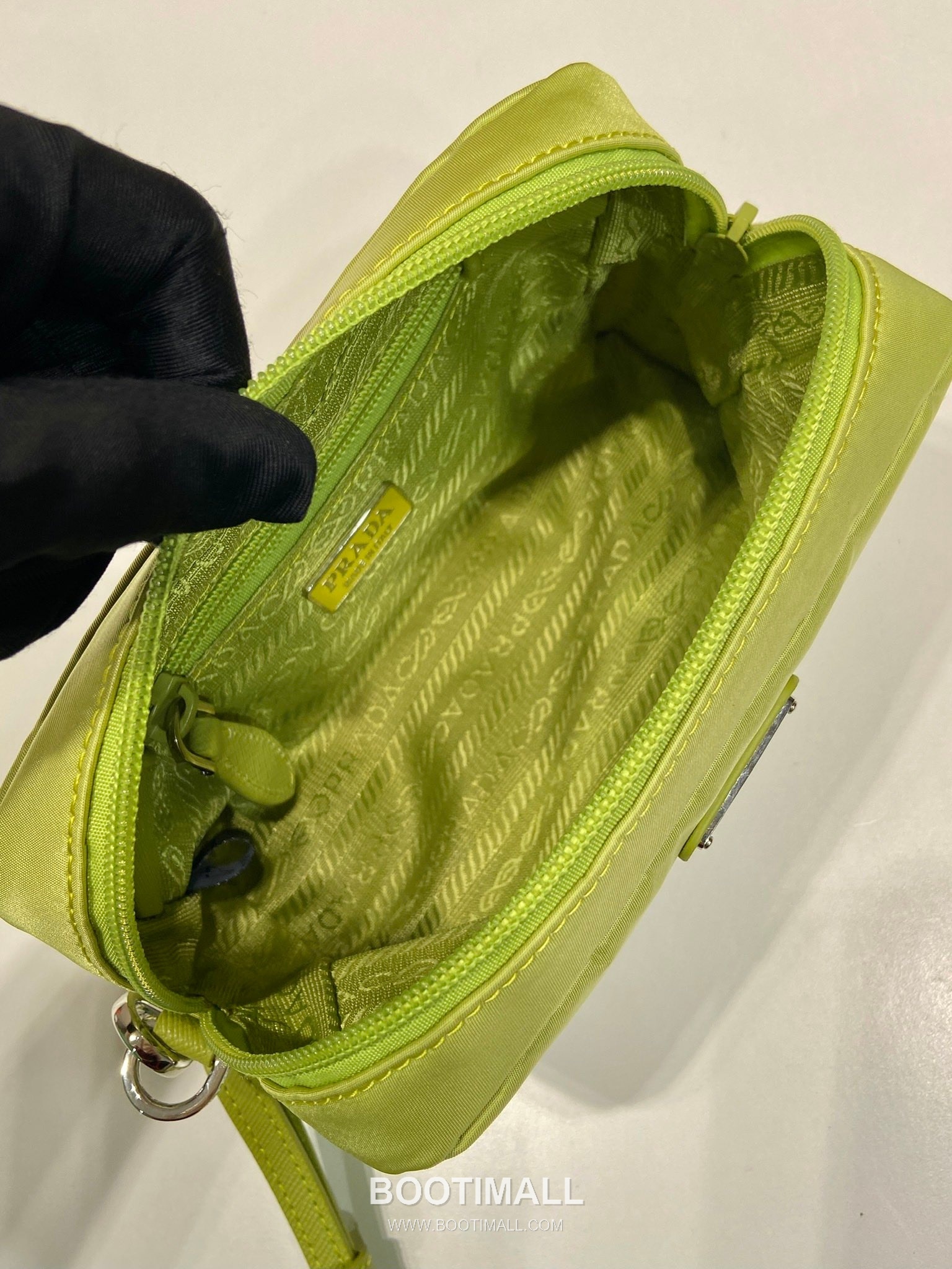 Prada Re-Nylon Clutch Bag with Leather Wrist Strap and Triangle Logo 프라다 리나일론 레더 손목 스트랩 삼각로고 클러치백 1NS021 17cm 8